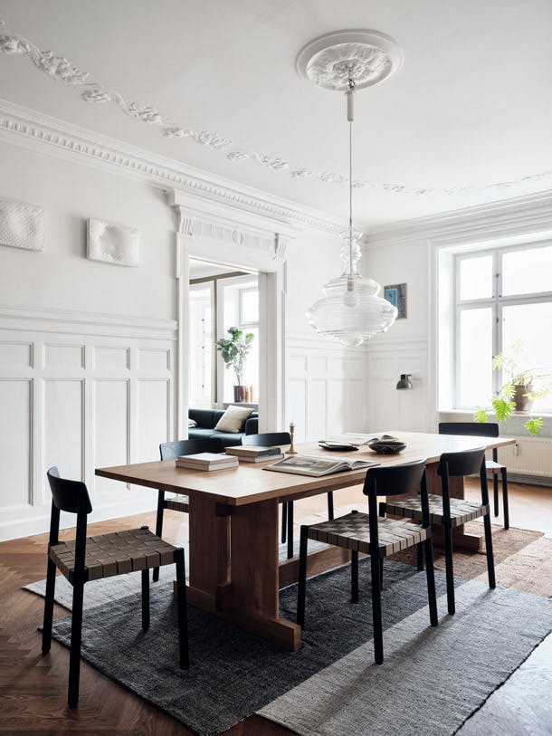 De eetkamer is de enige ruimte in het appartement die geen kleur kreeg, maar wit is gehouden om een visueel rustpunt te creëren. De tafel is van Fogia, de stoelen van &Tradition. De eetkamer is de enige ruimte in het appartement die geen kleur kreeg, maar wit is gehouden om een visueel rustpunt te creëren. De tafel is van Fogia, de stoelen van &Tradition.