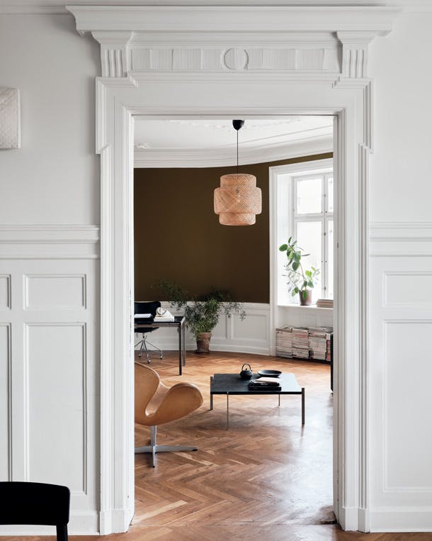 e fraaie details in het stucwerk hadden wat liefde en aandacht nodig toen het gezin hier vier jaar geleden kwam wonen, maar nu stelen ze weer de show. e fraaie details in het stucwerk hadden wat liefde en aandacht nodig toen het gezin hier vier jaar geleden kwam wonen, maar nu stelen ze weer de show.