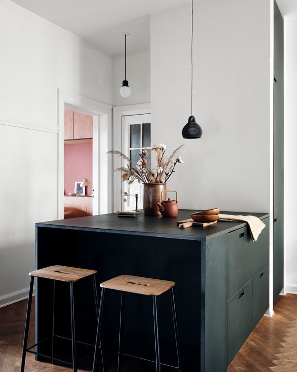 De matte, donkergroene keuken in de kleur Conifer is van duurzaam linoleum. De matte, donkergroene keuken in de kleur Conifer is van duurzaam linoleum.