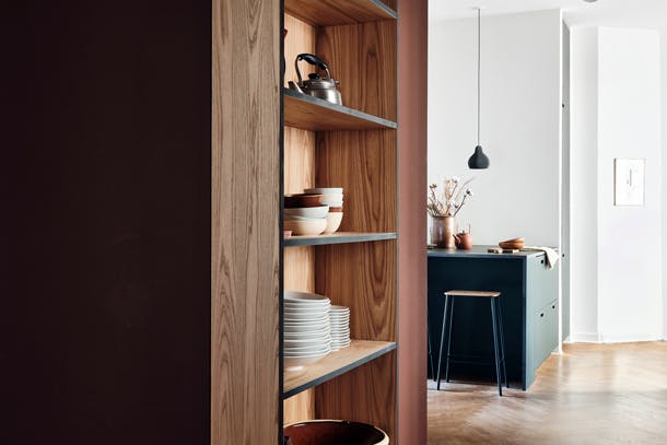 De keuken is onderdeel van een moderne eenheid en wordt verbonden door een ingebouwde, open kast van &SHUFL. De keuken is onderdeel van een moderne eenheid en wordt verbonden door een ingebouwde, open kast van &SHUFL.
