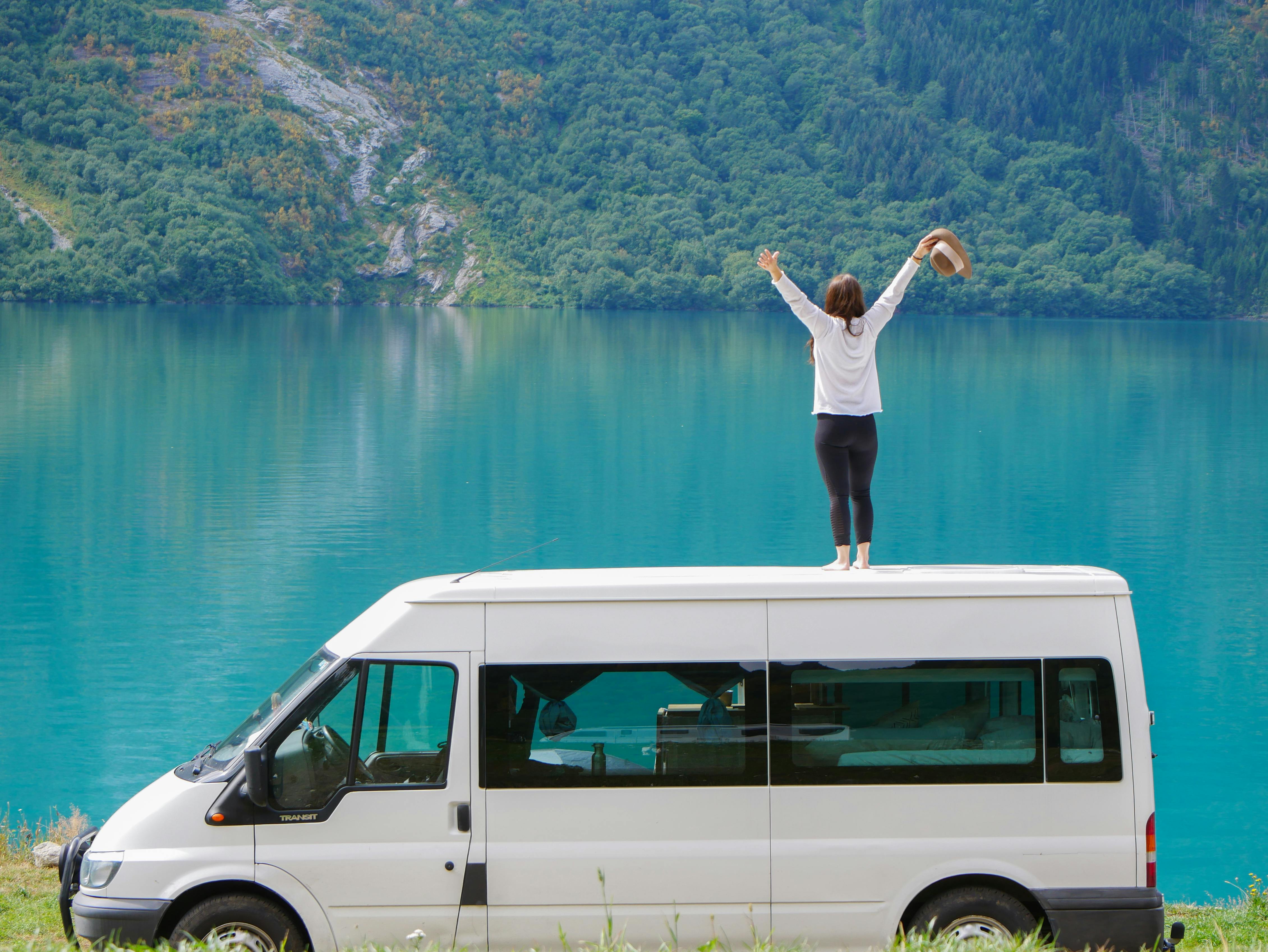 Lisa på toppen af sin egen minibus.