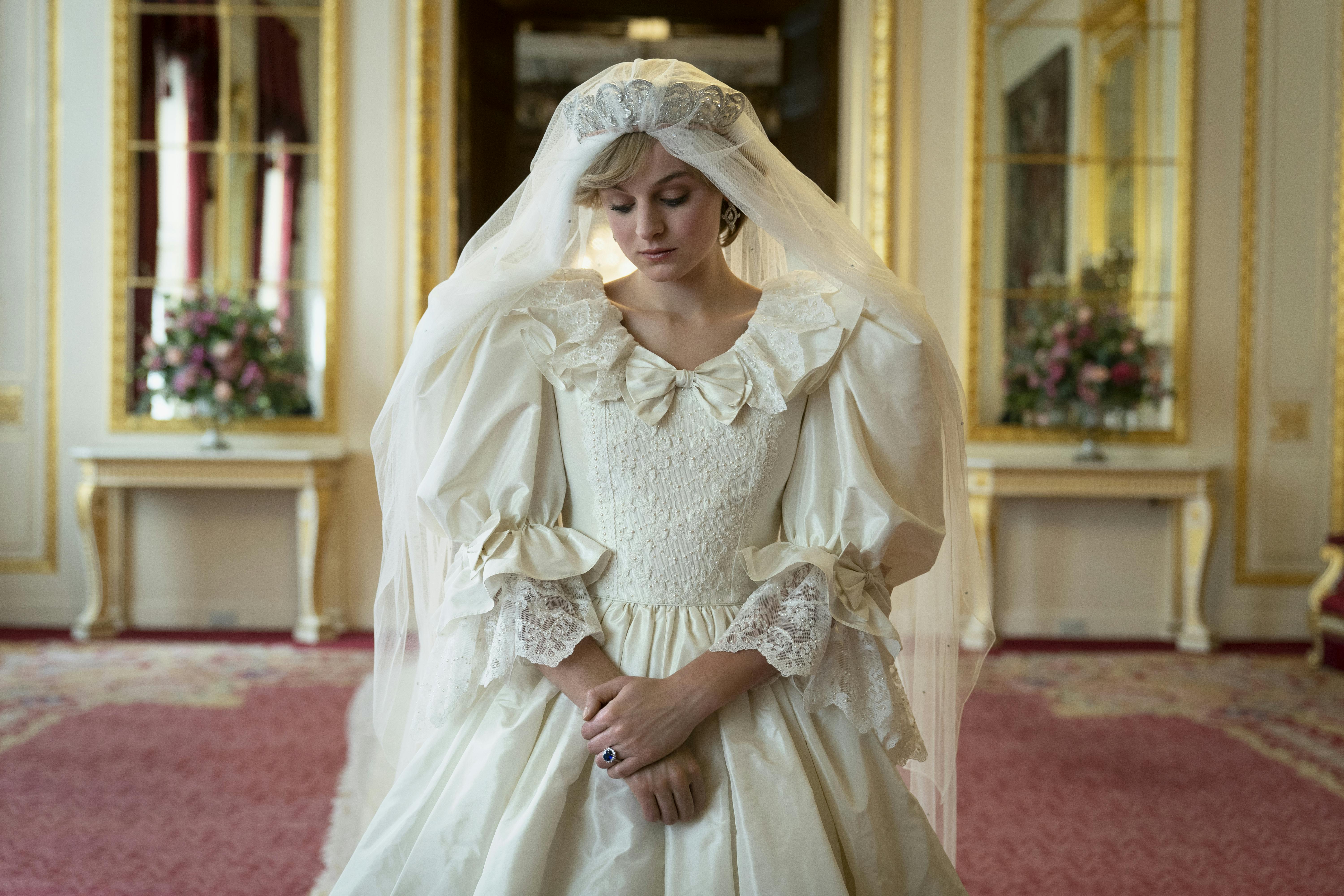 Emma Corrin spiller den smukke prinsesse Diana i sæson 3. The Crown på Netflix
