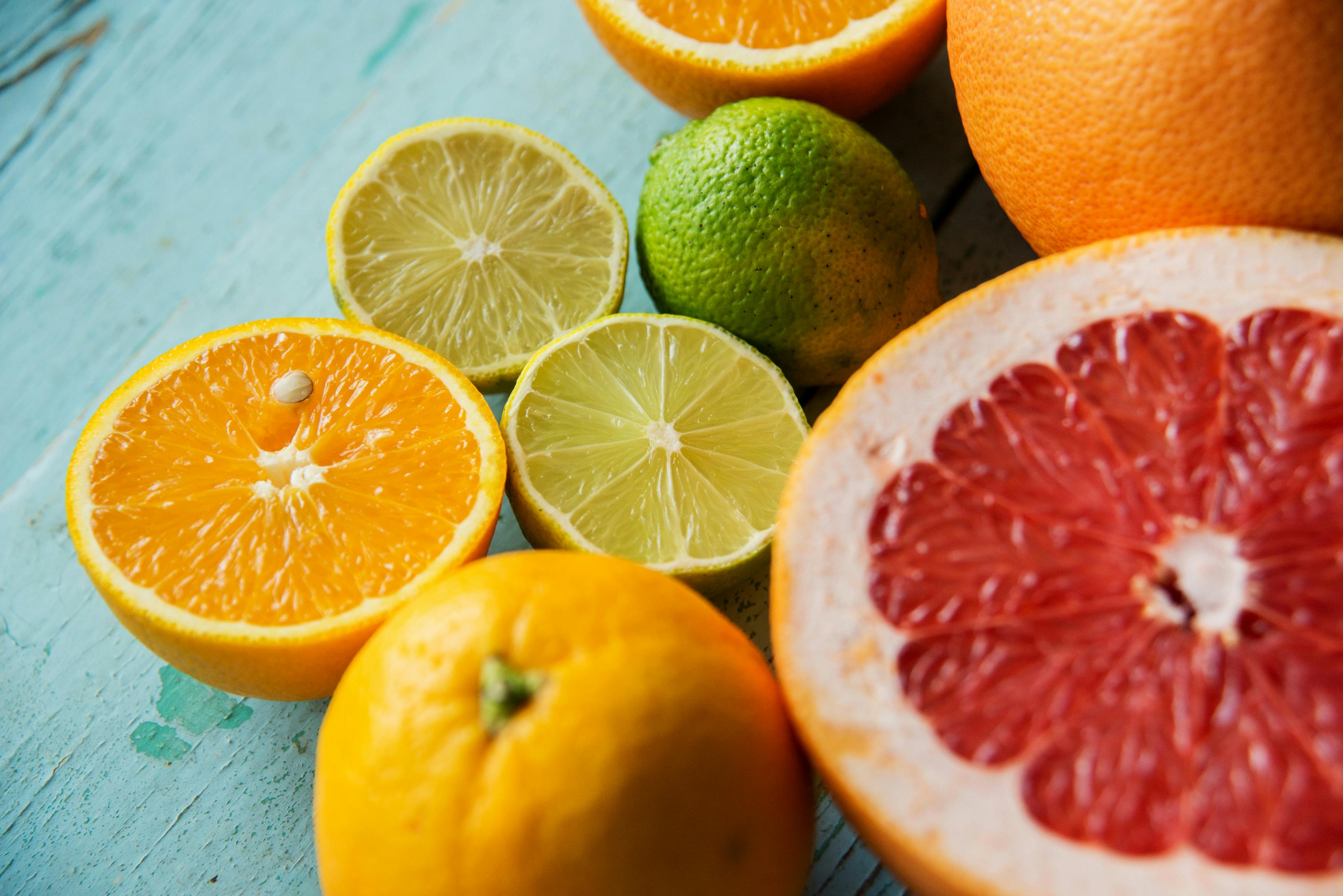 C-vitamin er din huds bedste ven. Så sørg for at få nok af det. Citrusfrugter