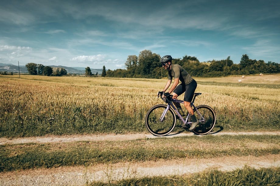 Drop hyggeturene. mand på cykel på grusvej