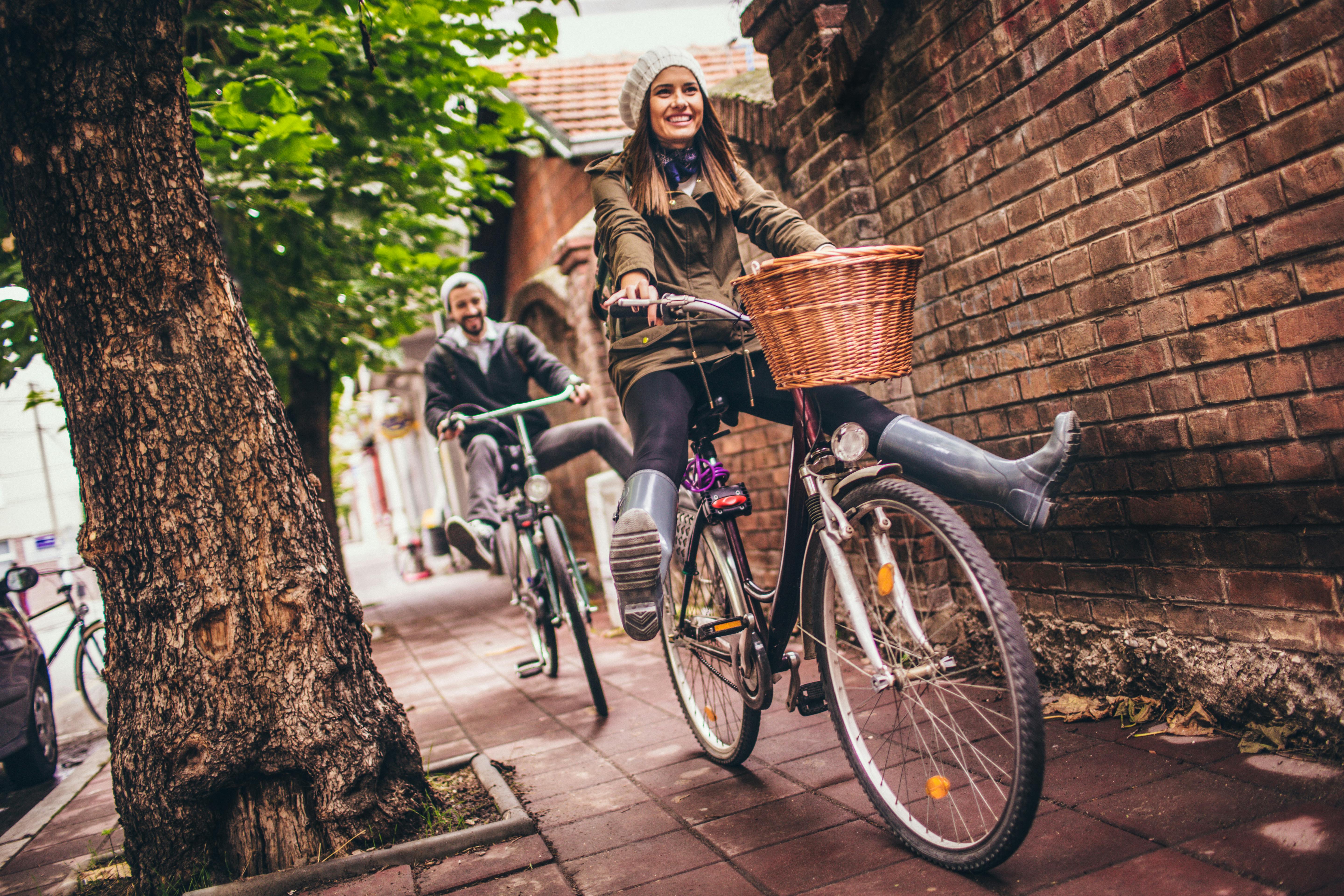 En oldschool, men hyggelig corona-venlig date. Kvinde og mand cykler