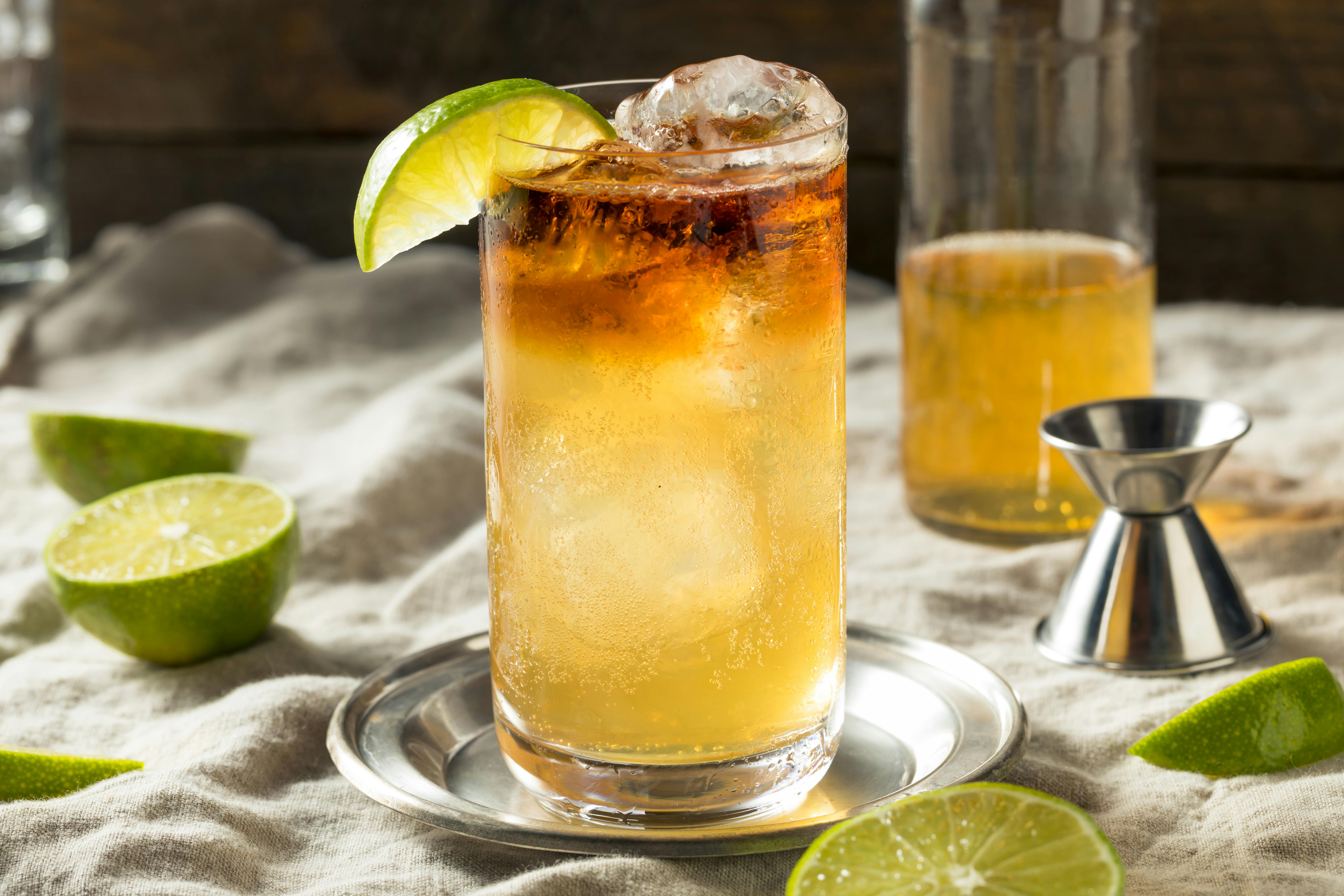 Det er meget nemt at lave en Dark n Stormy. Opskrift på Dark n Stormy drink