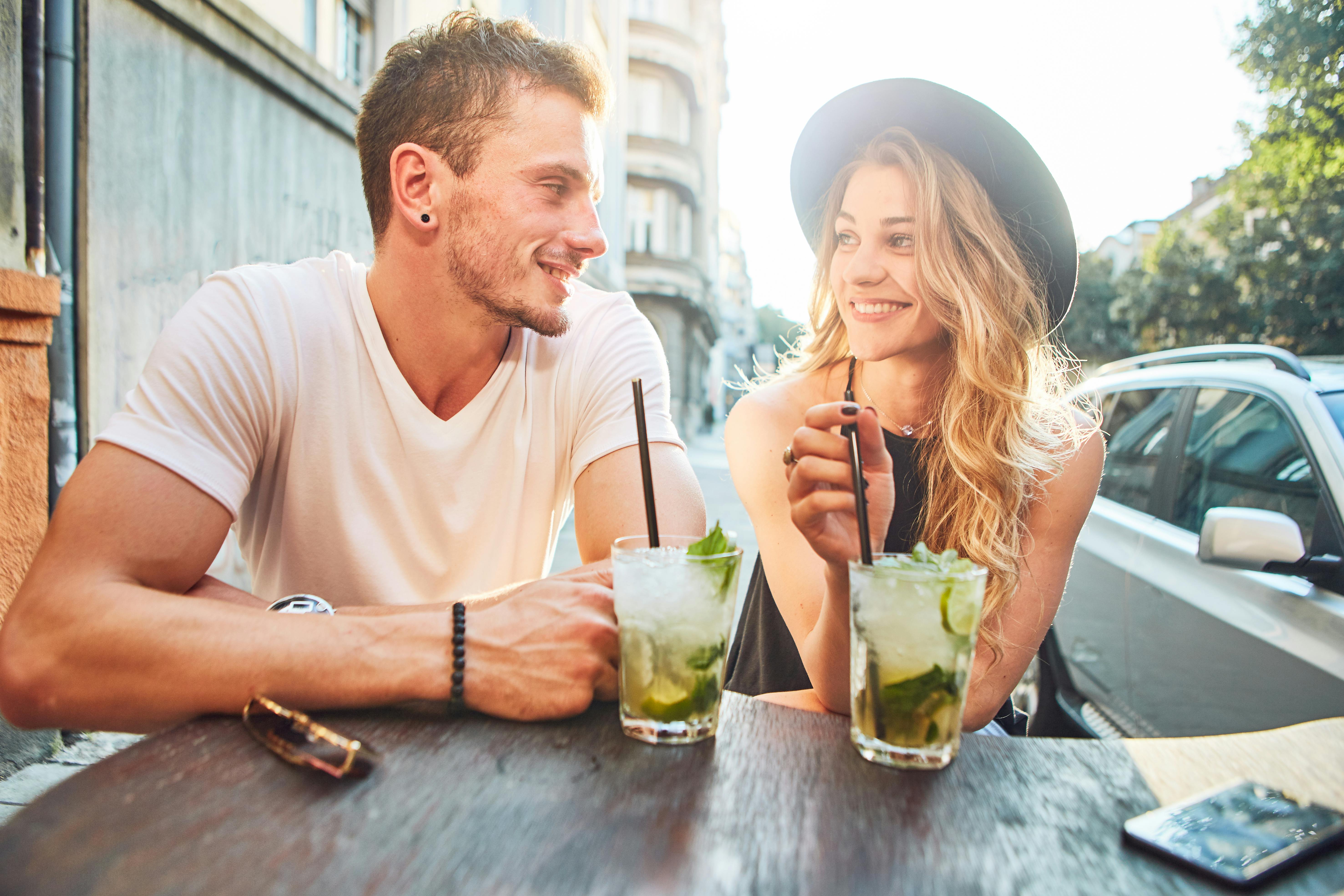 Gå efter den rigtige. En kvinde og en mand drikker mojitos på en date