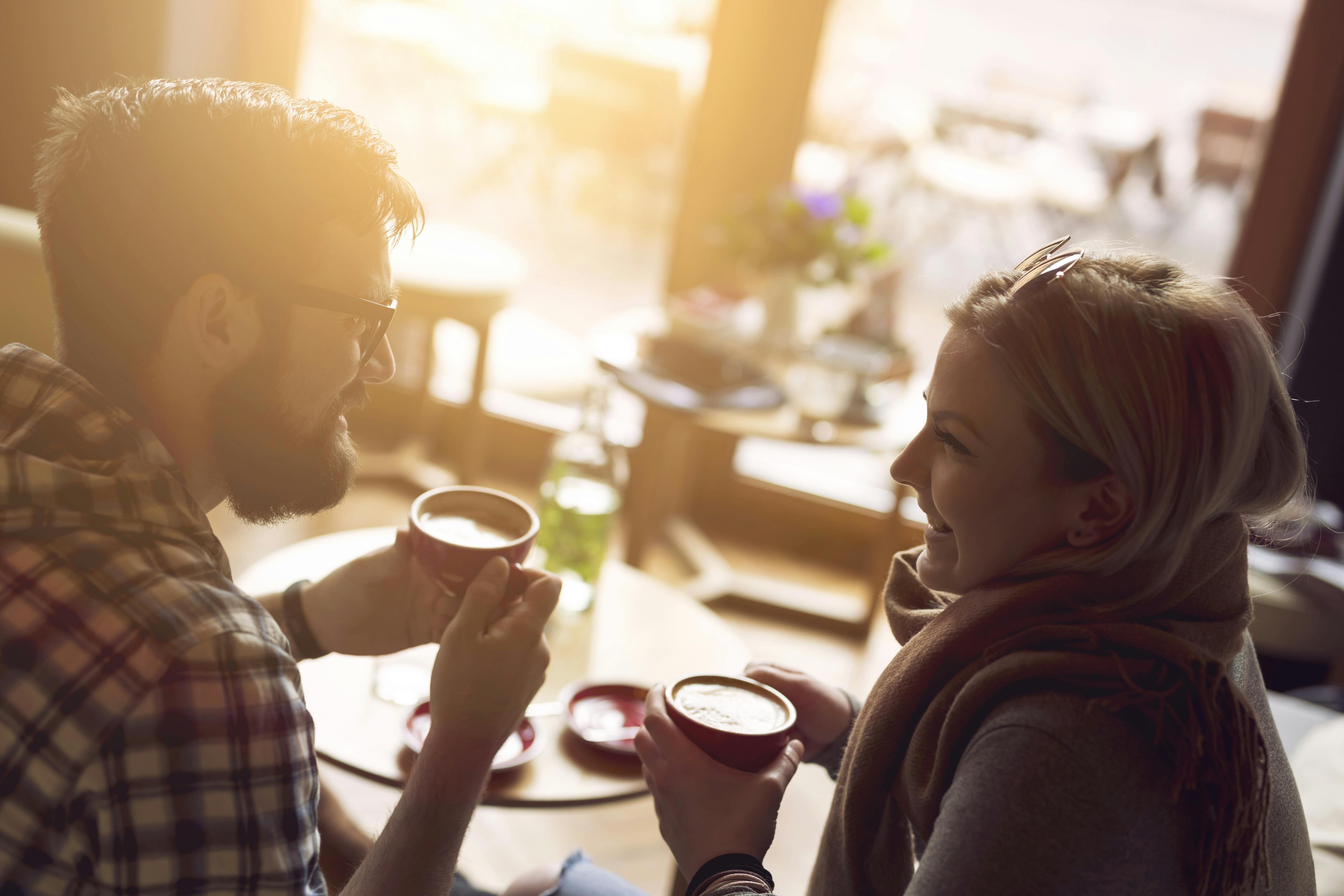Måske er din date mere snakkesalig på en aktiv date end over en kop kaffe på en cafe. Et par er på kaffedate