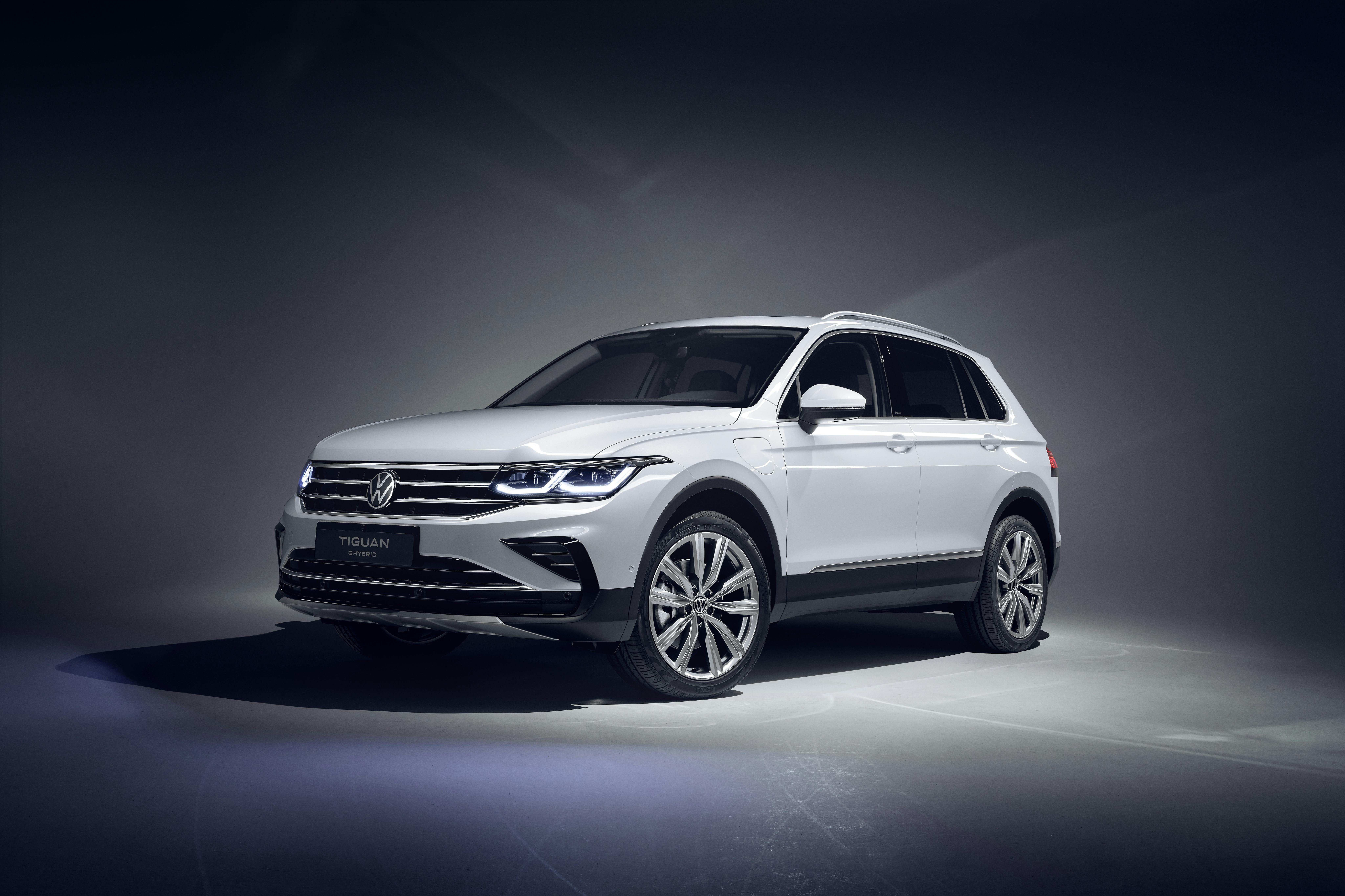 VW Tiguan eHybrid er en plugin-hybrid med en systemydelse på 245 hk og en elektrisk rækkevidde på ca. 50 km. VW Tiguan eHybrid hvid forfra