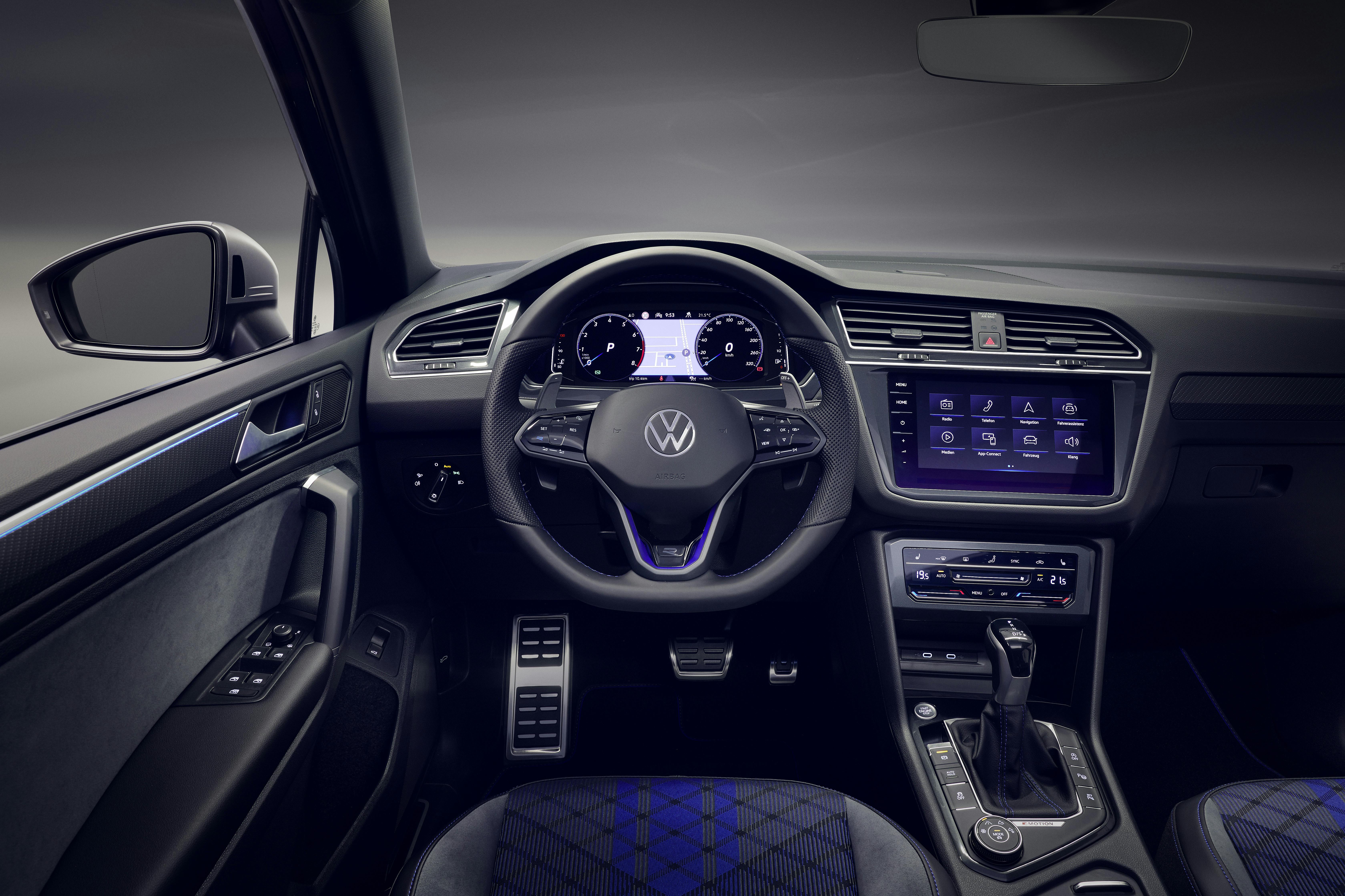 I kabinen er der blevet frisket op med nye detaljer fra bl.a. den nye generation af VW Golf VIII. VW tiguan r kabine