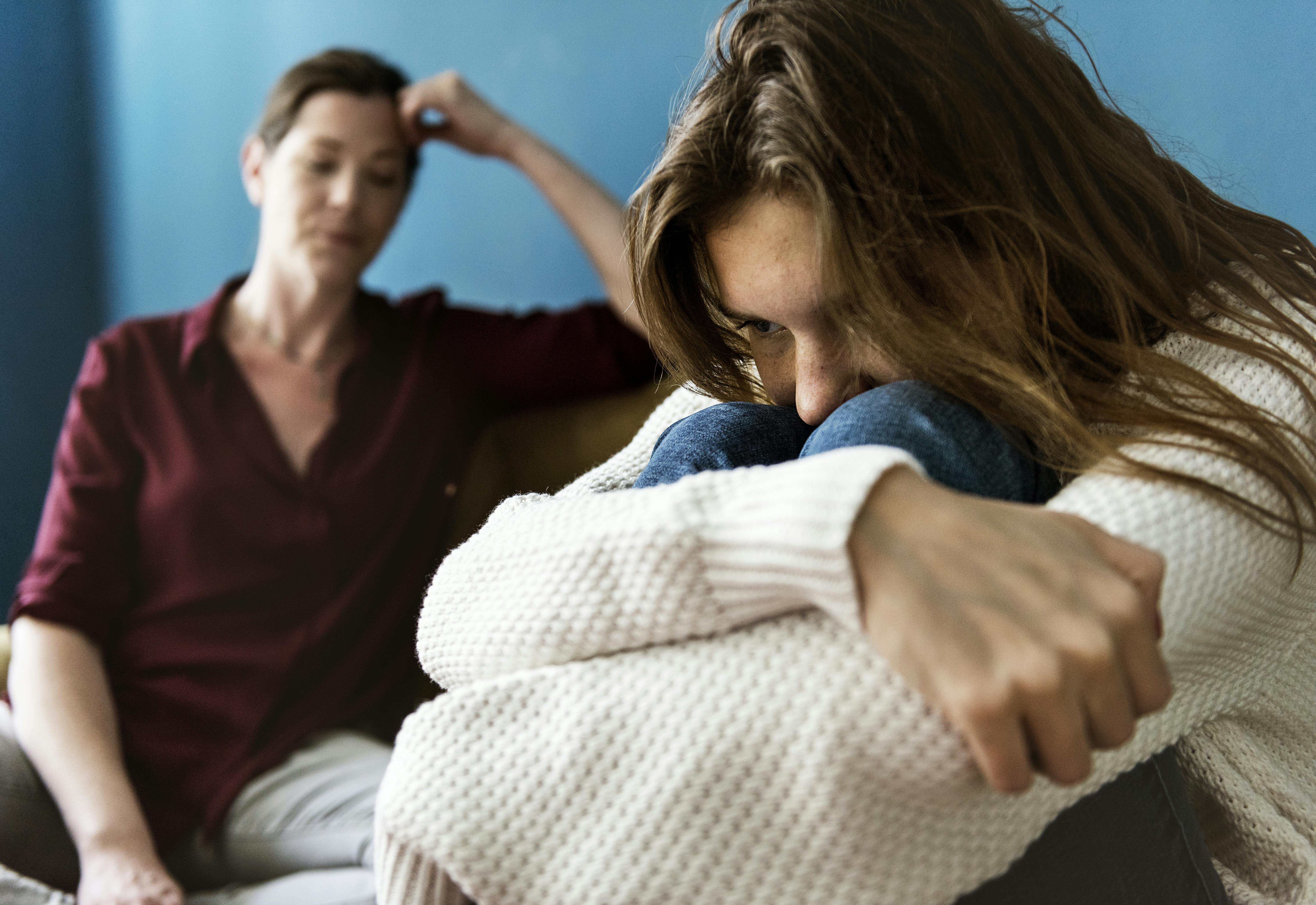 Tag en rolig snak med dit barn, hvis du har mistanke om, at han eller hun har en depression. Mor snakker med datter der er ked af det