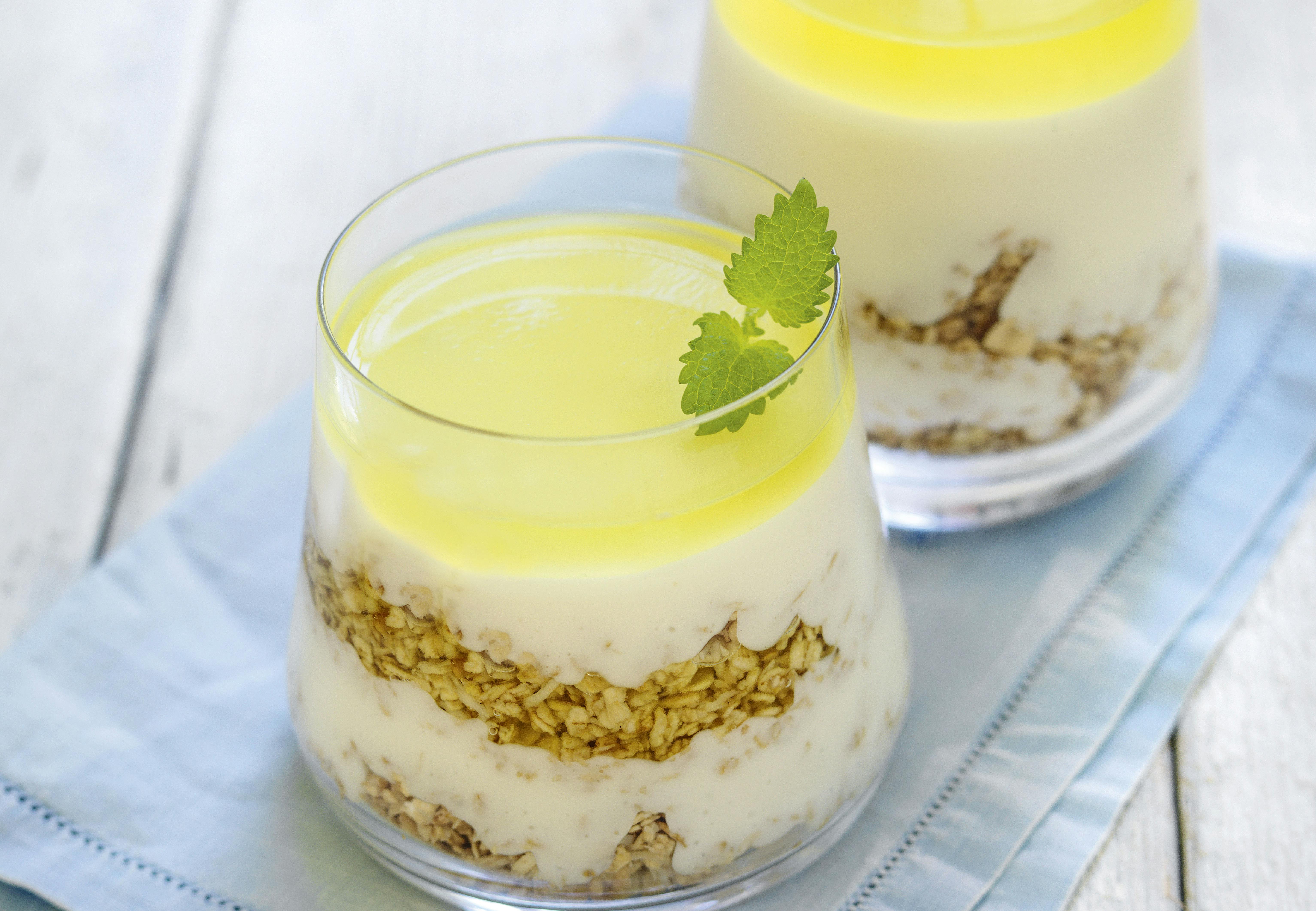 Sunn Dessert Med Jordbær Og Sjokoladesaus