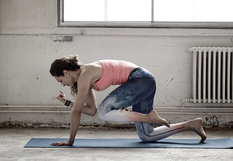 Kvinna gör yoga med hög puls.