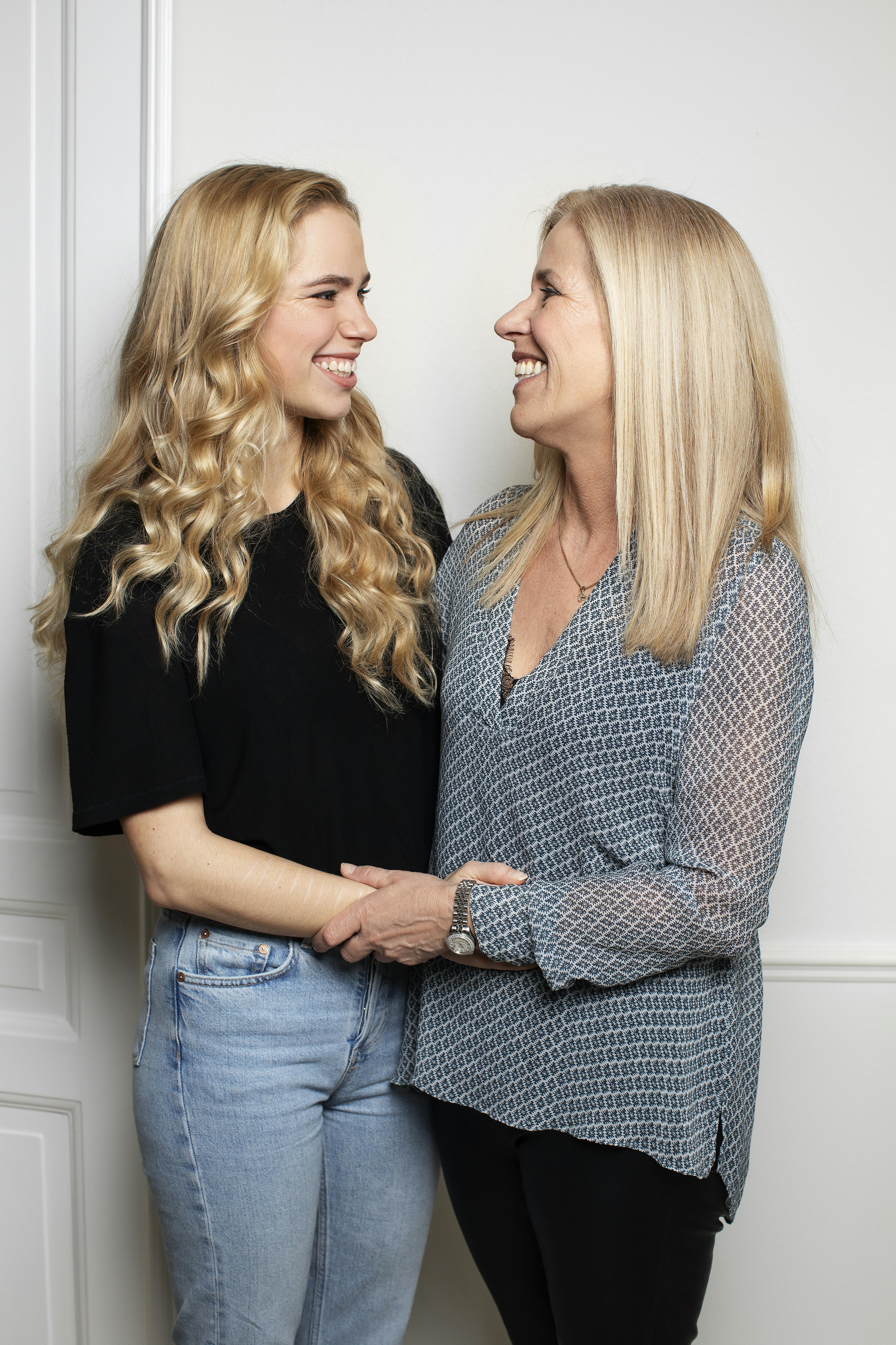 Mor og datter lever ikke længere i symbiose, men er i dag to voksne kvinder med en fælles, hård historie. Lene og My deler en hård historie