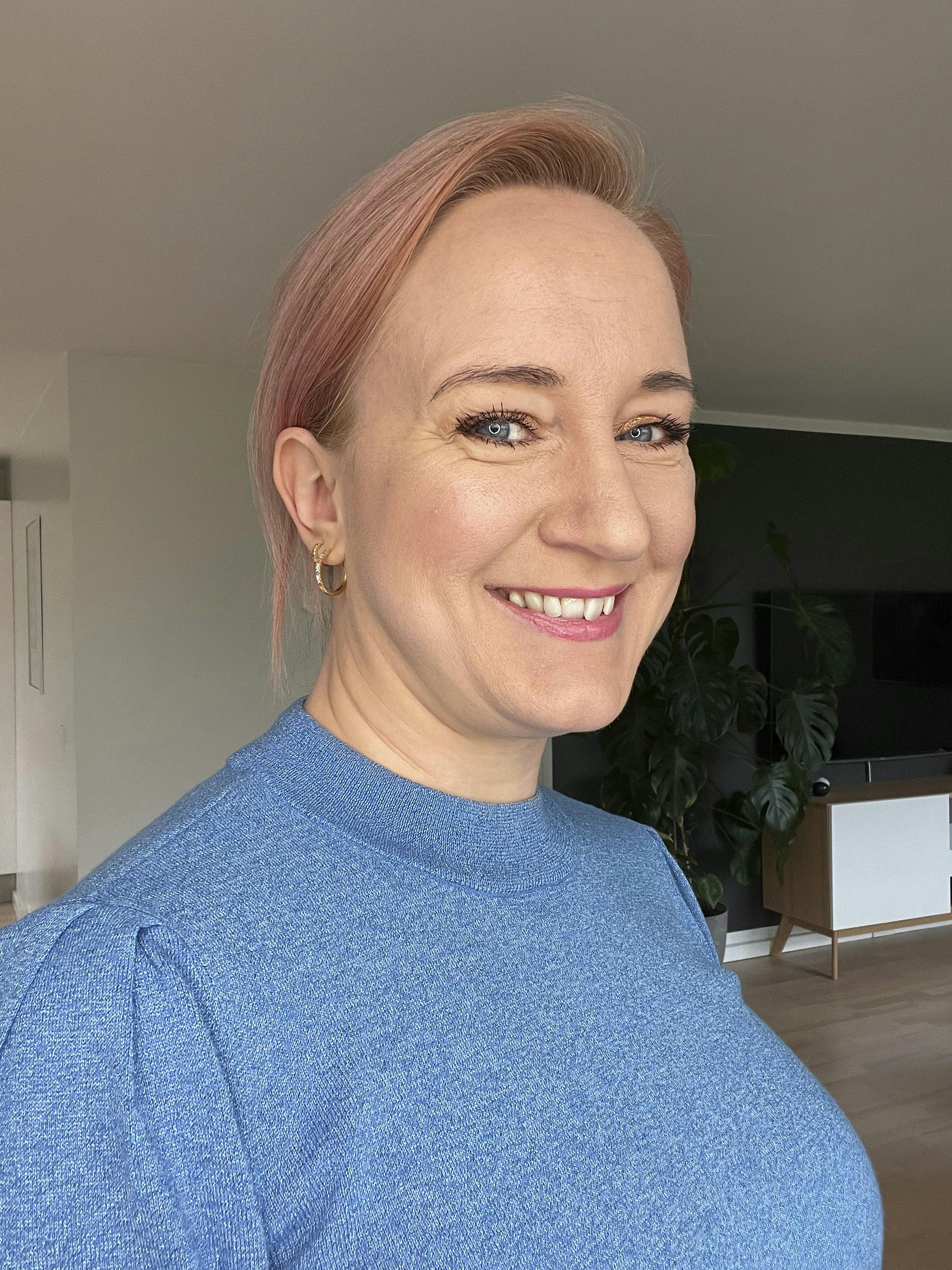 Maria har et par trick, der gør hendes lille dobbelthage mindre synlig. Portræt med fokus på dobbelthage