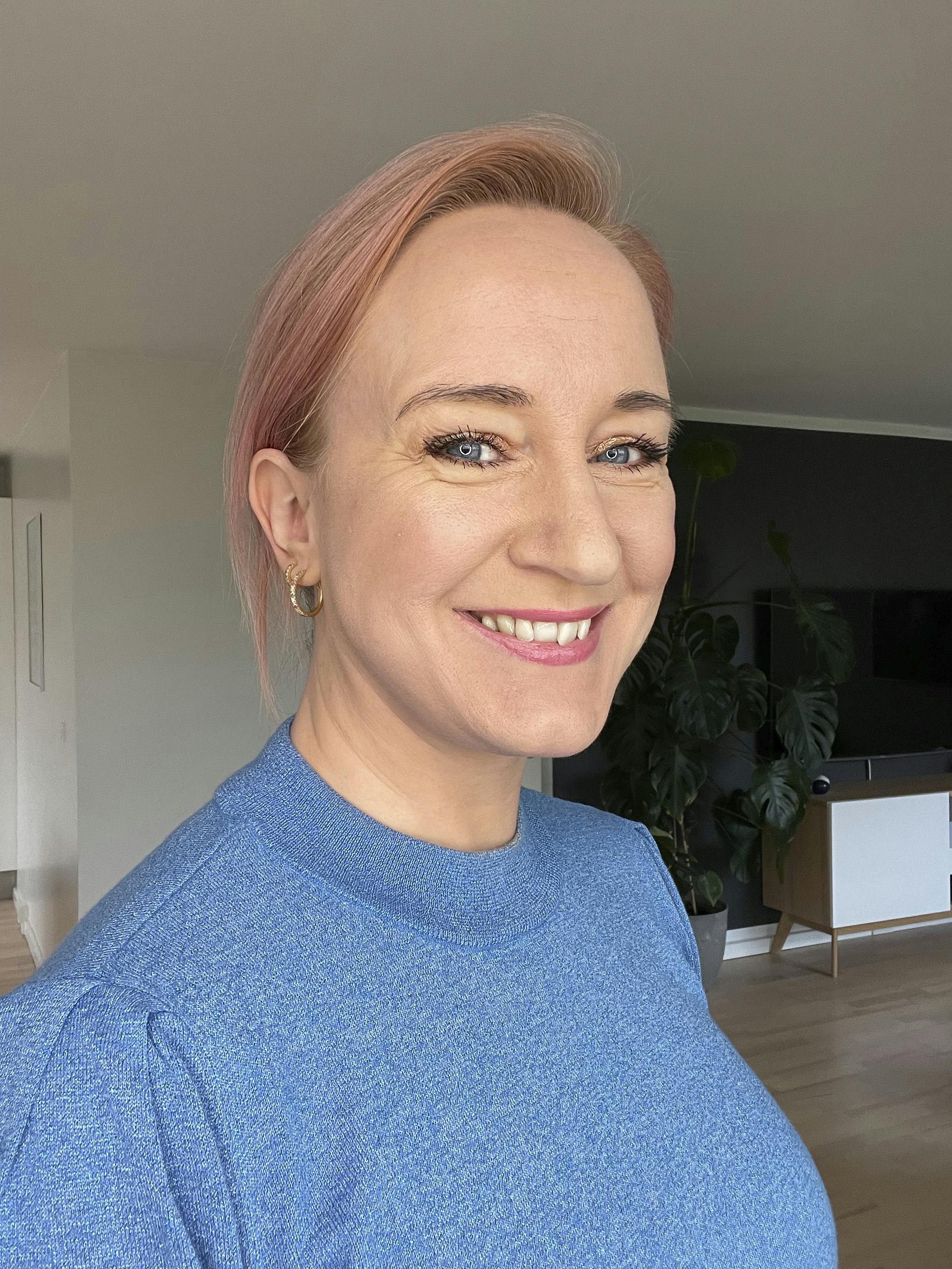 Ansigt og hals kan modelleres med toner og skygger, og dobbelthagen er nu mindre synlig. Portræt efter makeup Maria Rothmar