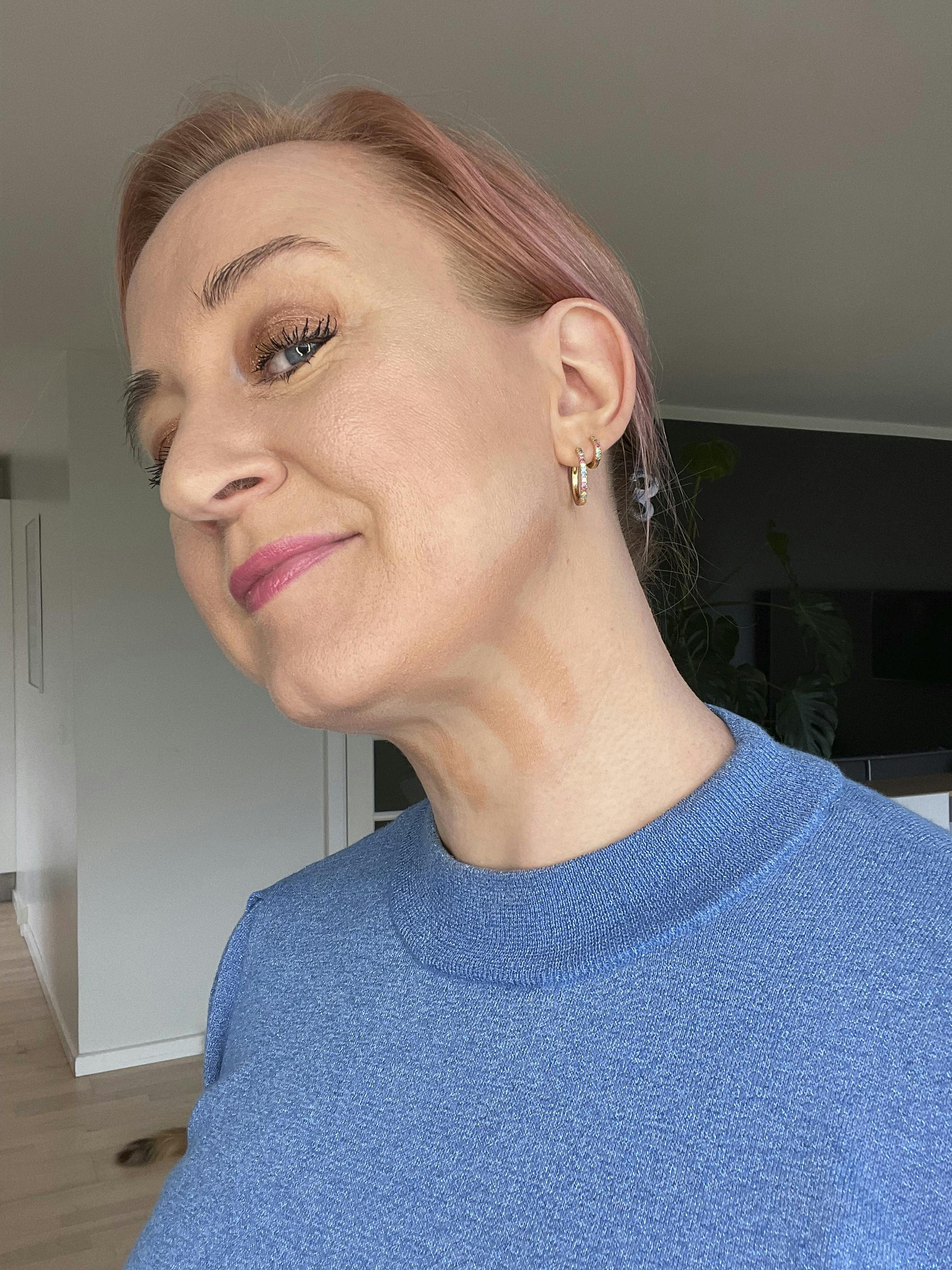 Læg farven og fordel den jævnt. Stribet makeup på halsen, der skal camouflere en dobbelthage