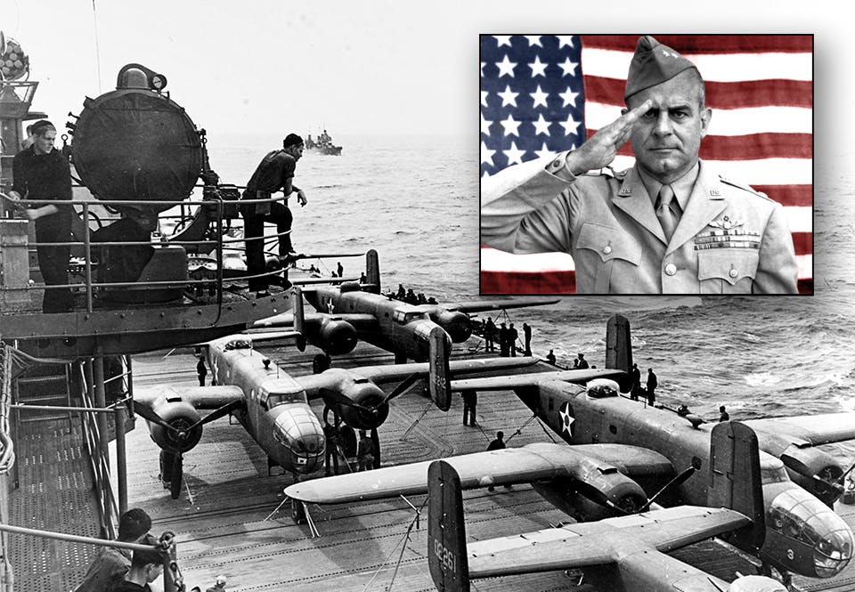 Jimmy Doolittle framför bild på USS Hornet under andra världskriget.