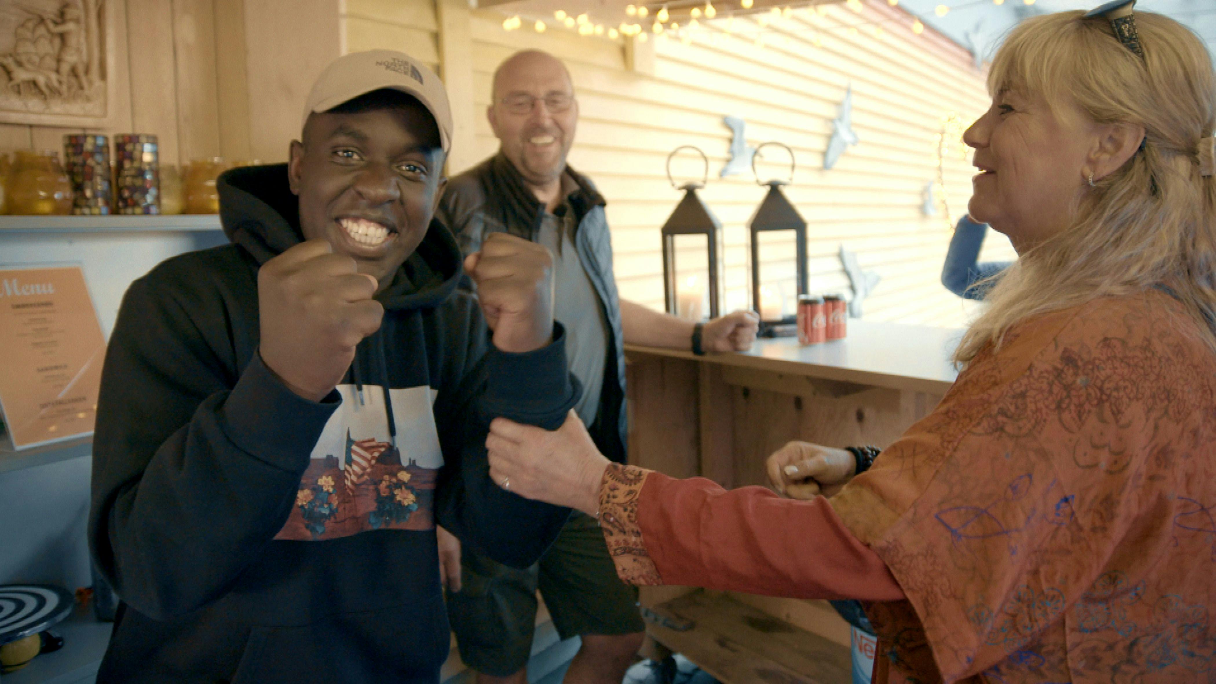 Melvin Kakooza i selskab med Christine Feldthaus i DR-programme Gæsten og Hesten. Programmet kan streames på DRTV. Standup'eren Melvin Kakkoza med i DR-programmet Gæsten og Hesten.