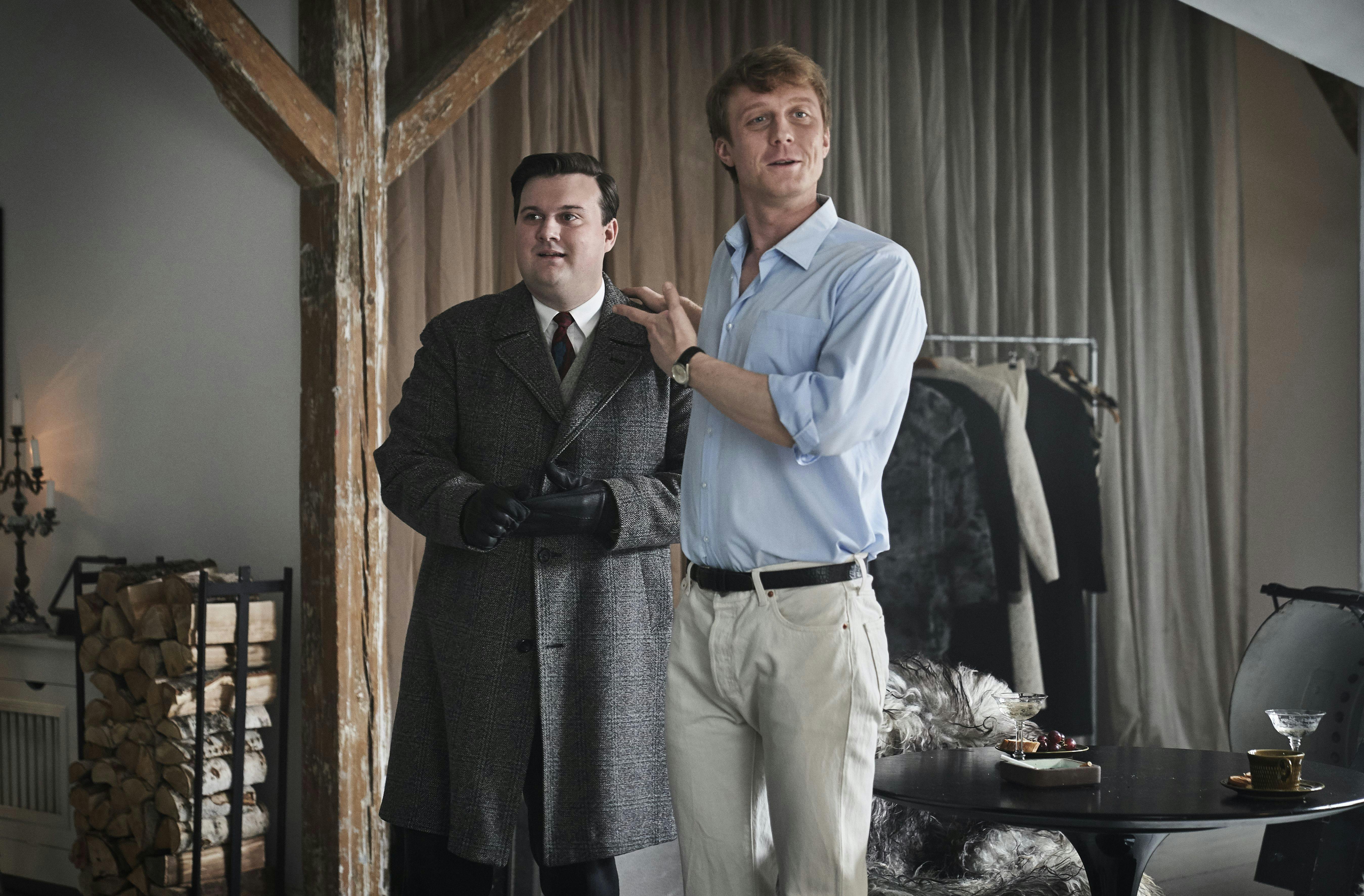 Fotografen Benjamin (til højre) er spillet af Joachim Fjelstrup carmen curlers dansk serie