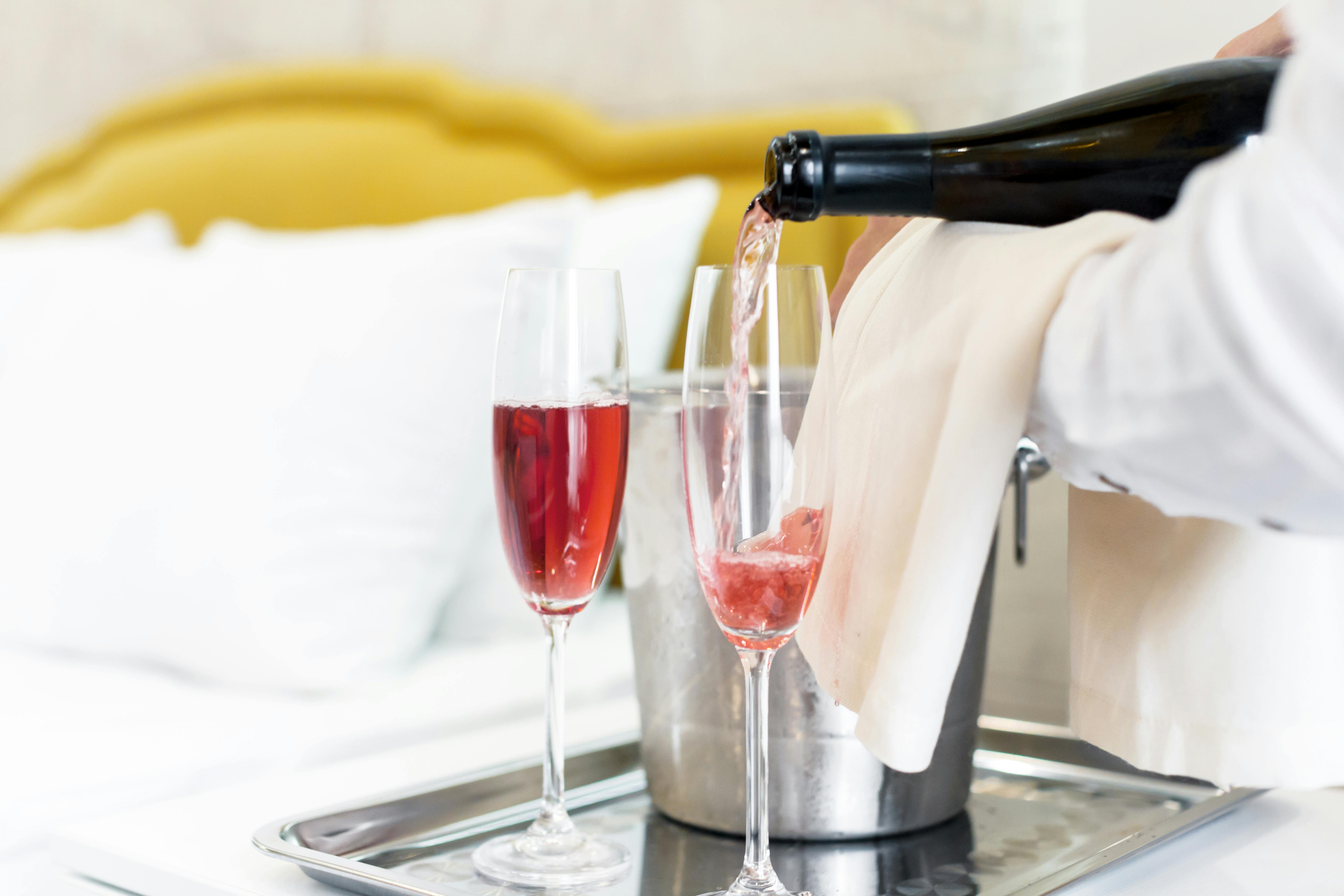 Efter et par glas vin, slipper Sofie nervøsiteten og bliver for alvor sugarbaben Katja. Et par på sugardate skænker vin på hotel