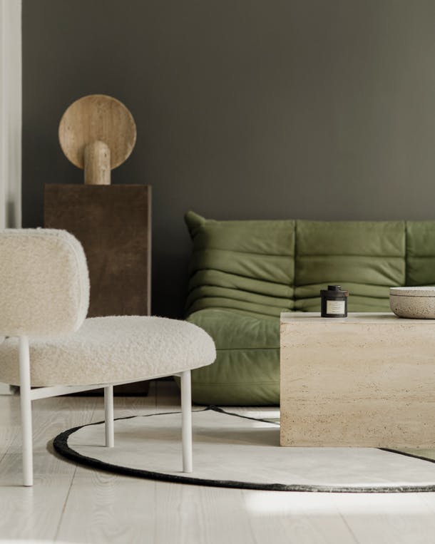 De groene bank is het centrale punt in het huis. Het is een vintage Togo van Michel Ducaroy. De witte stoel is een ontwerp van David Thustrup, die oa Noma decoreerde. Modern Kopenhagen interieur met David Thulstrup stoel