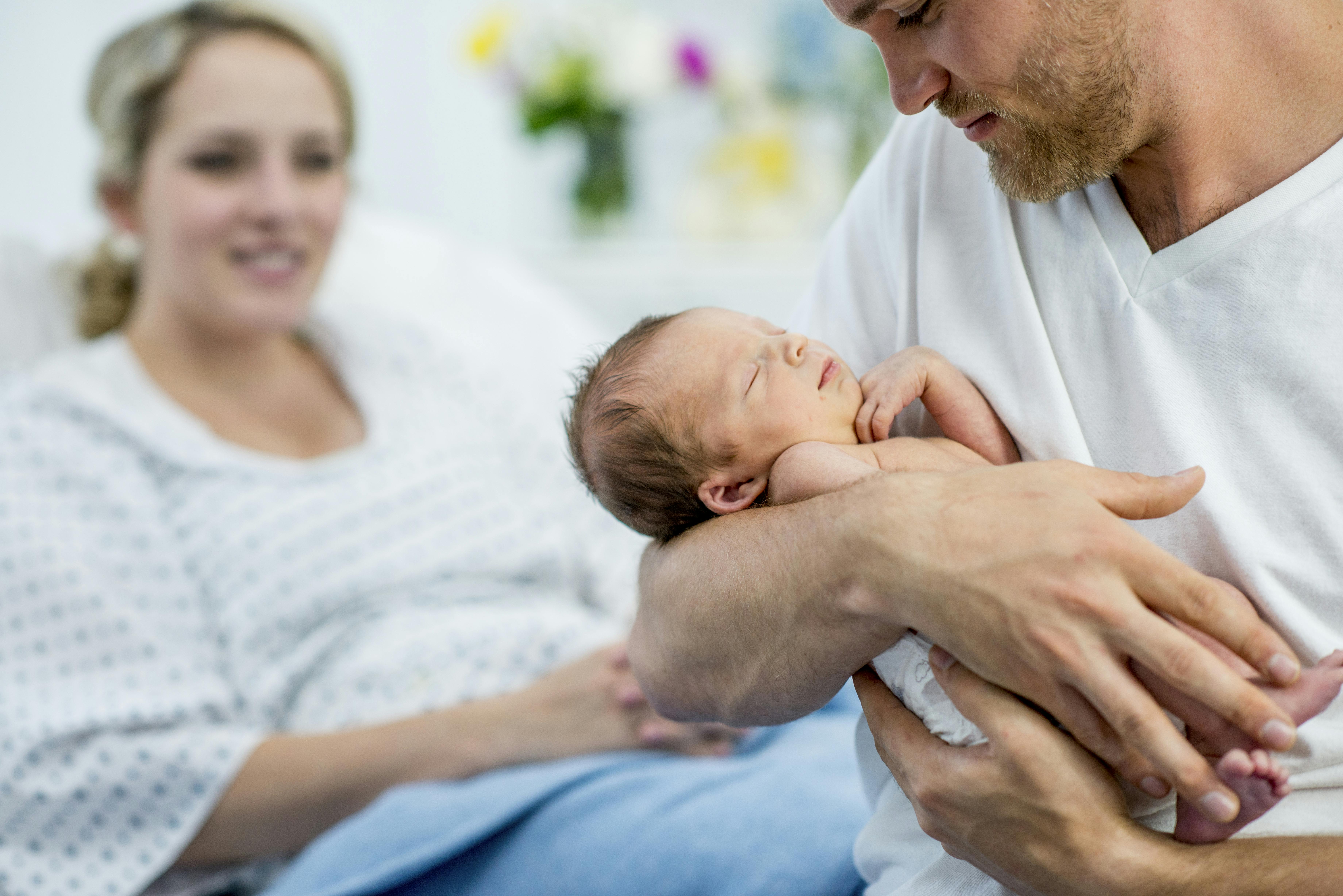 Tiden efter et planlagt kejsersnit kræver både hvile og heling. Mor, far og baby efter et planlagt kejsersnit