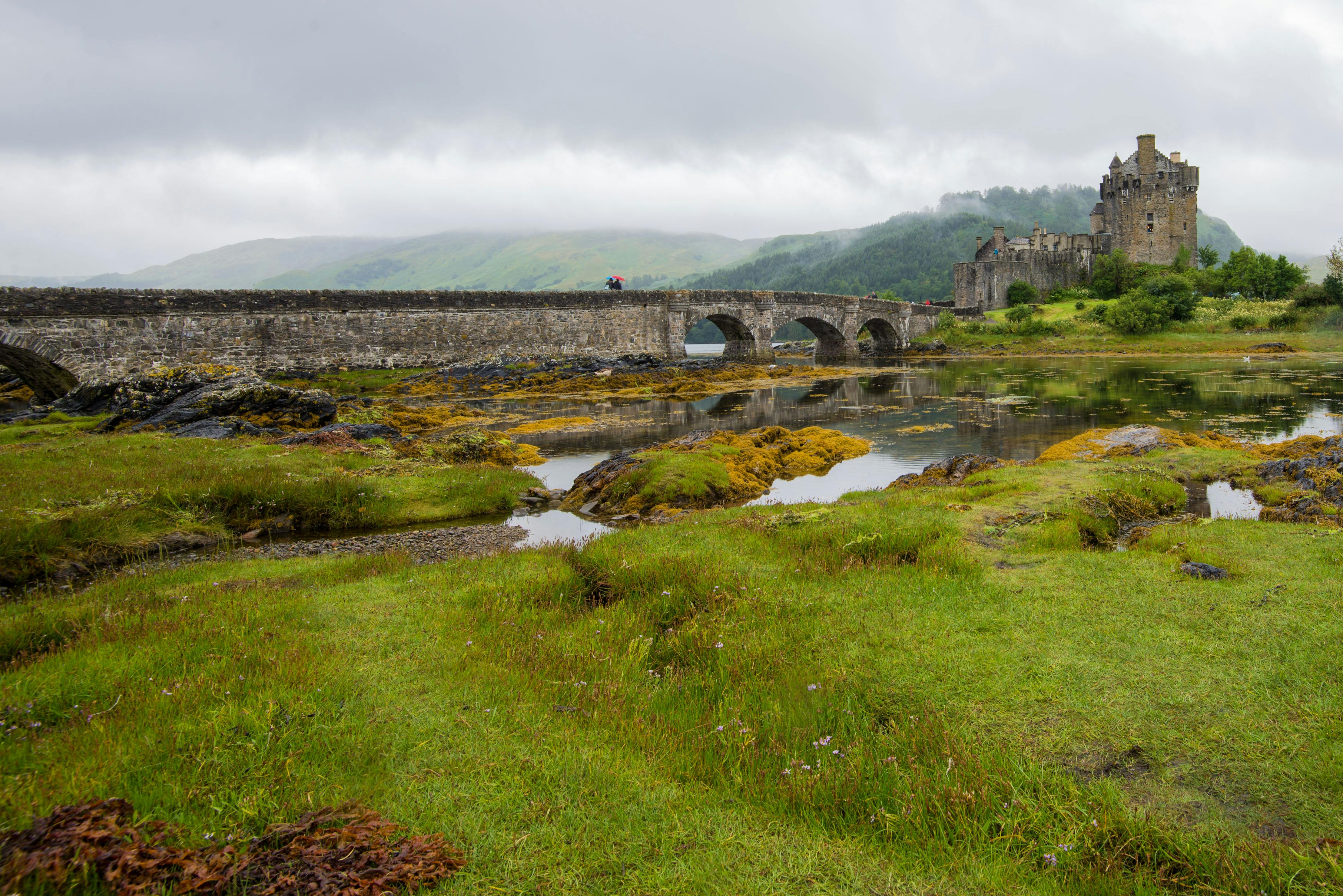 Gå en tur ved historiske Eilean Donan Castle i Skotland. Eilean Donan Castle i Skotland