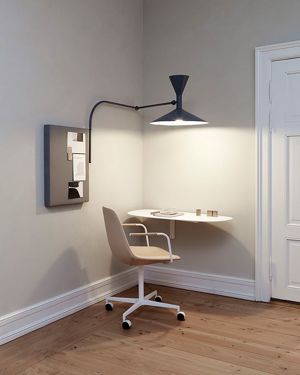 De serie Insula Wall, ontworpen door Ernst & Jensen, is ontstaan als schappen voor decoratie. Maar met de grootste uitvoering hebben ze nu ook een modern 'work station'. De serie Insula Wall, ontworpen door Ernst & Jensen, is ontstaan als schappen voor decoratie. Maar met de grootste uitvoering hebben ze nu ook een modern 'work station'.