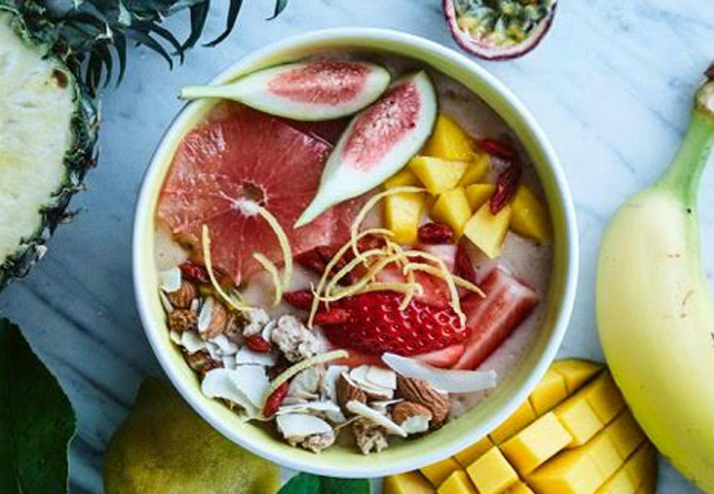 Skål med smoothie og frukt