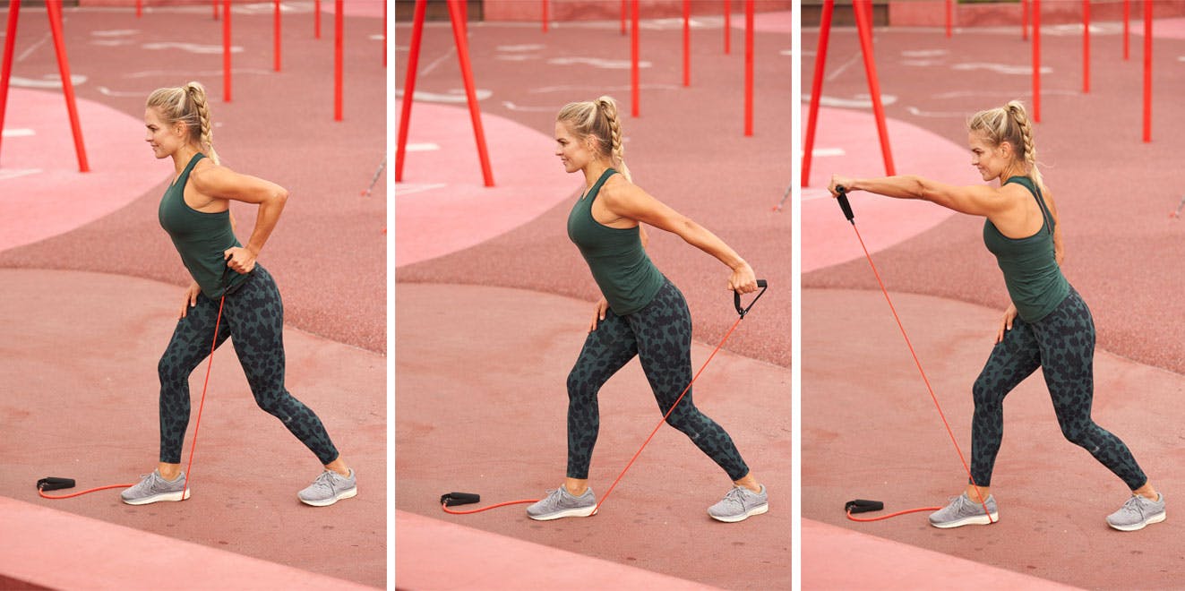Elastikøvelse 6: Kickback for triceps, biceps og øvre ryg Kvinde der træner sine arme med elastiktræning