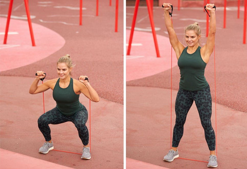 Elastikøvelse 5: Squat med skulderpres Kvinde der laver squat med elastikker