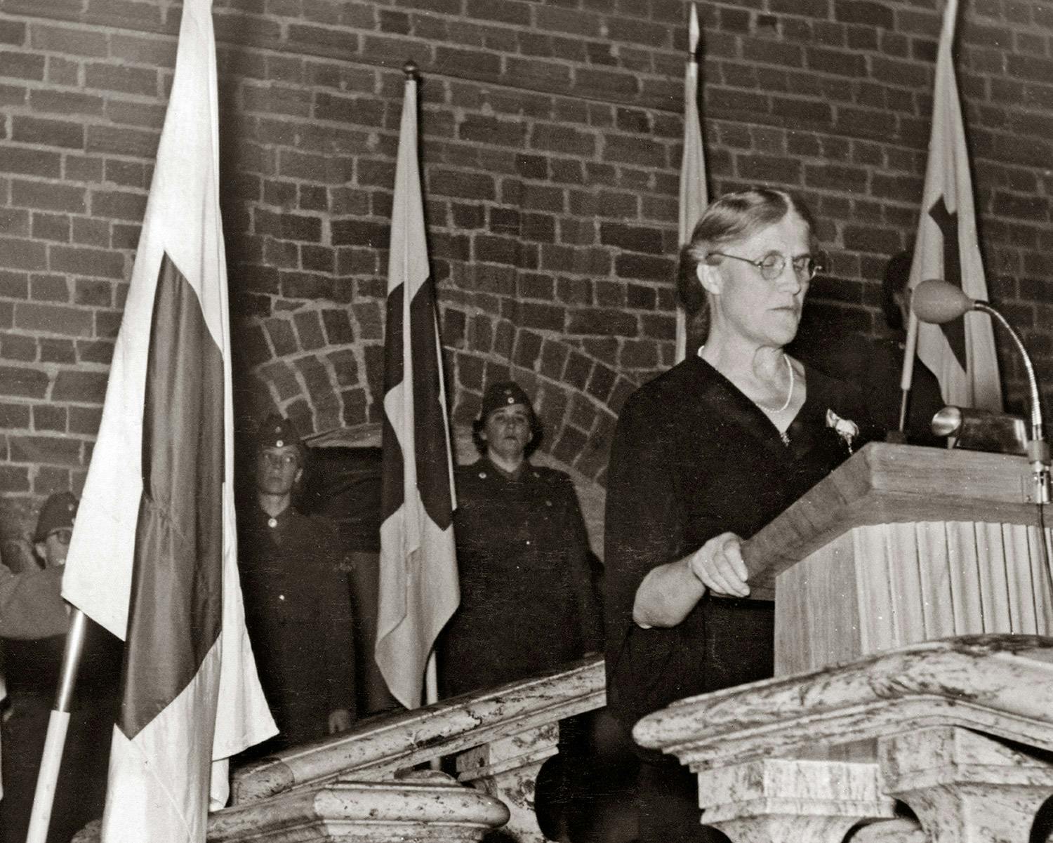 Elsa Brändström i talarstolen i Stockholms stadshus.