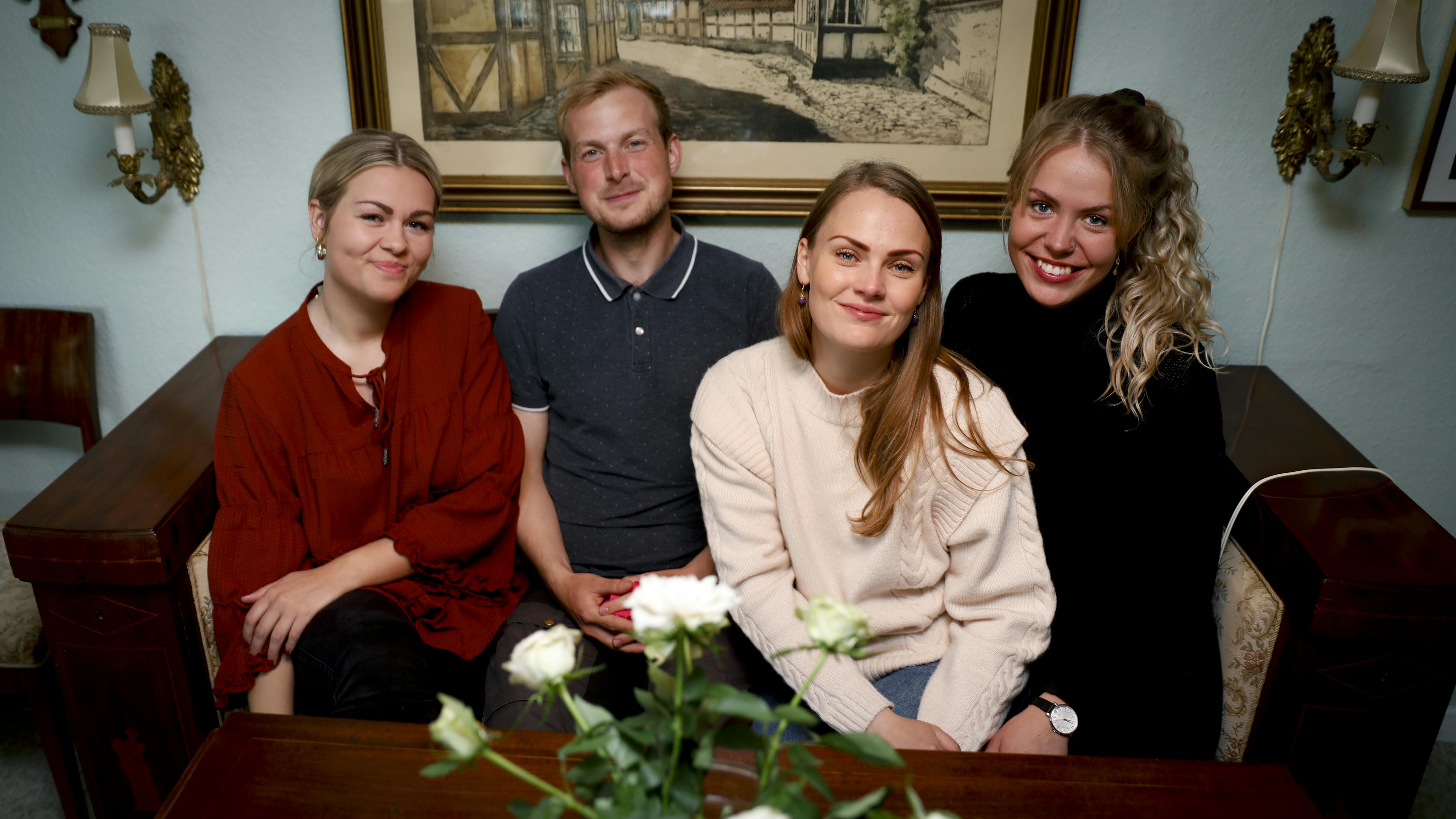 Emil med de tre piger, der flyttede med ham ud på gården. Landmand søger kærlighed