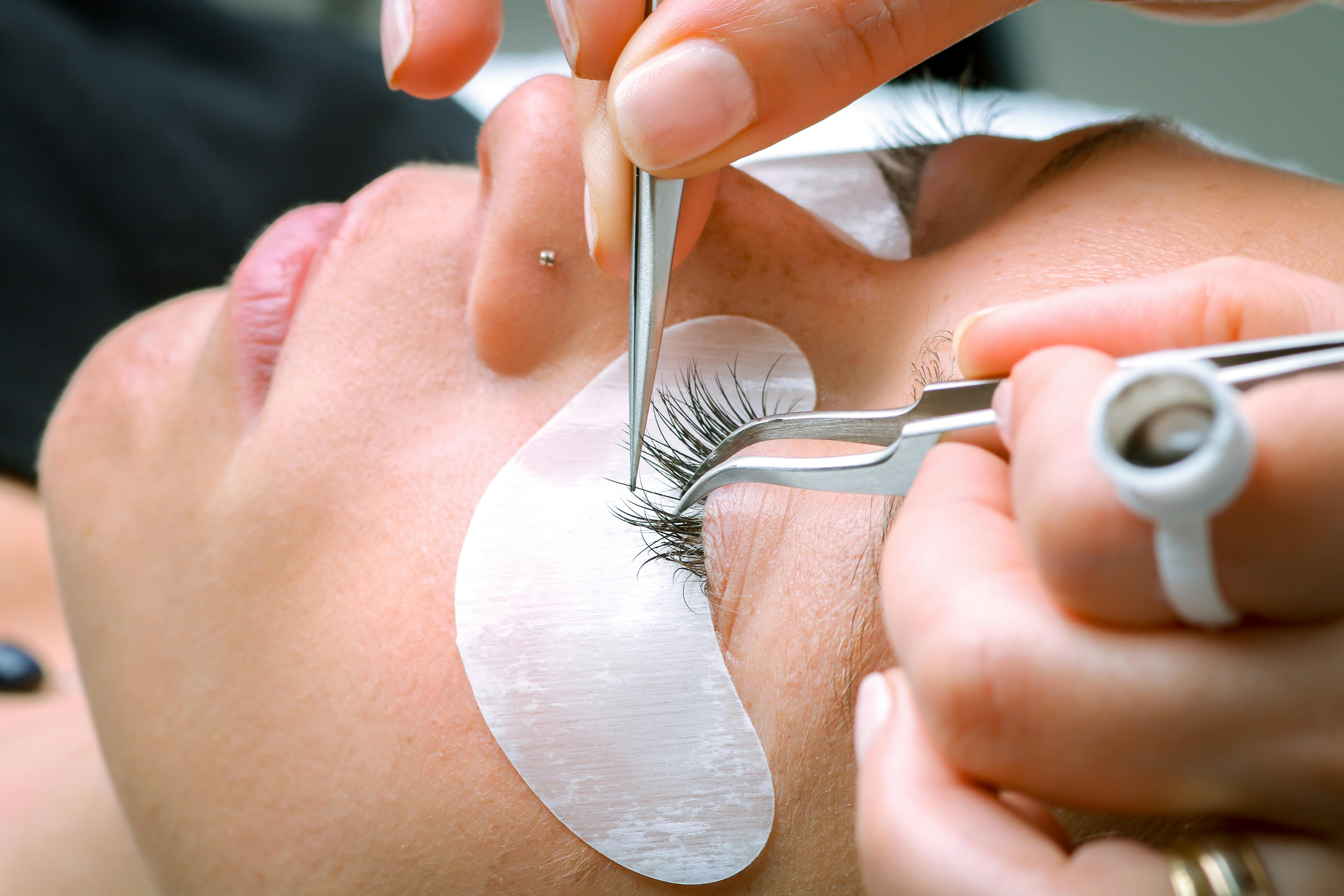Single lashes sættes på én efter en. Eyelash extensions single lashes