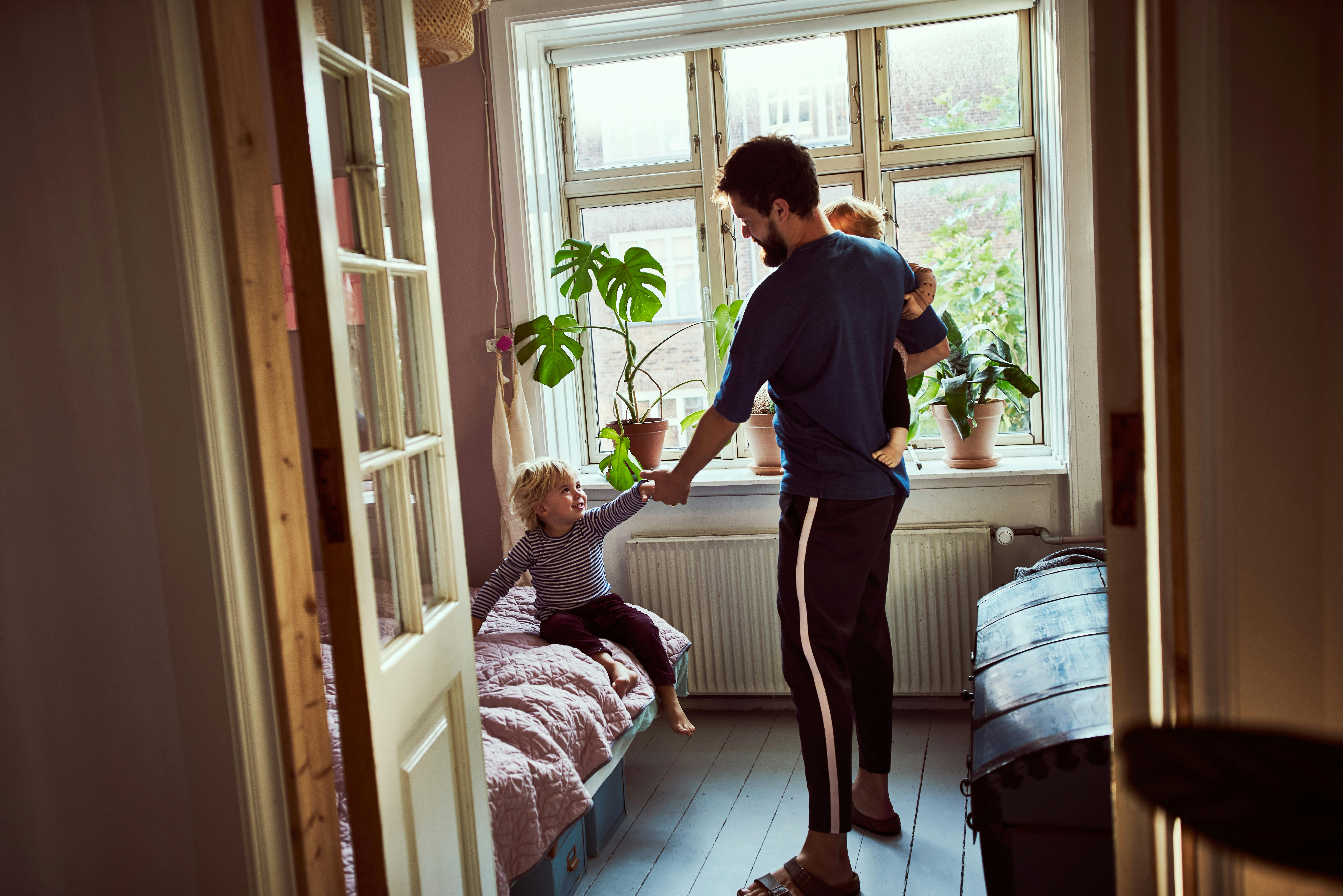 Du og din mand må sammen finde en ny definition af familie, som I begge kan købe ind i. Far med sine to børn