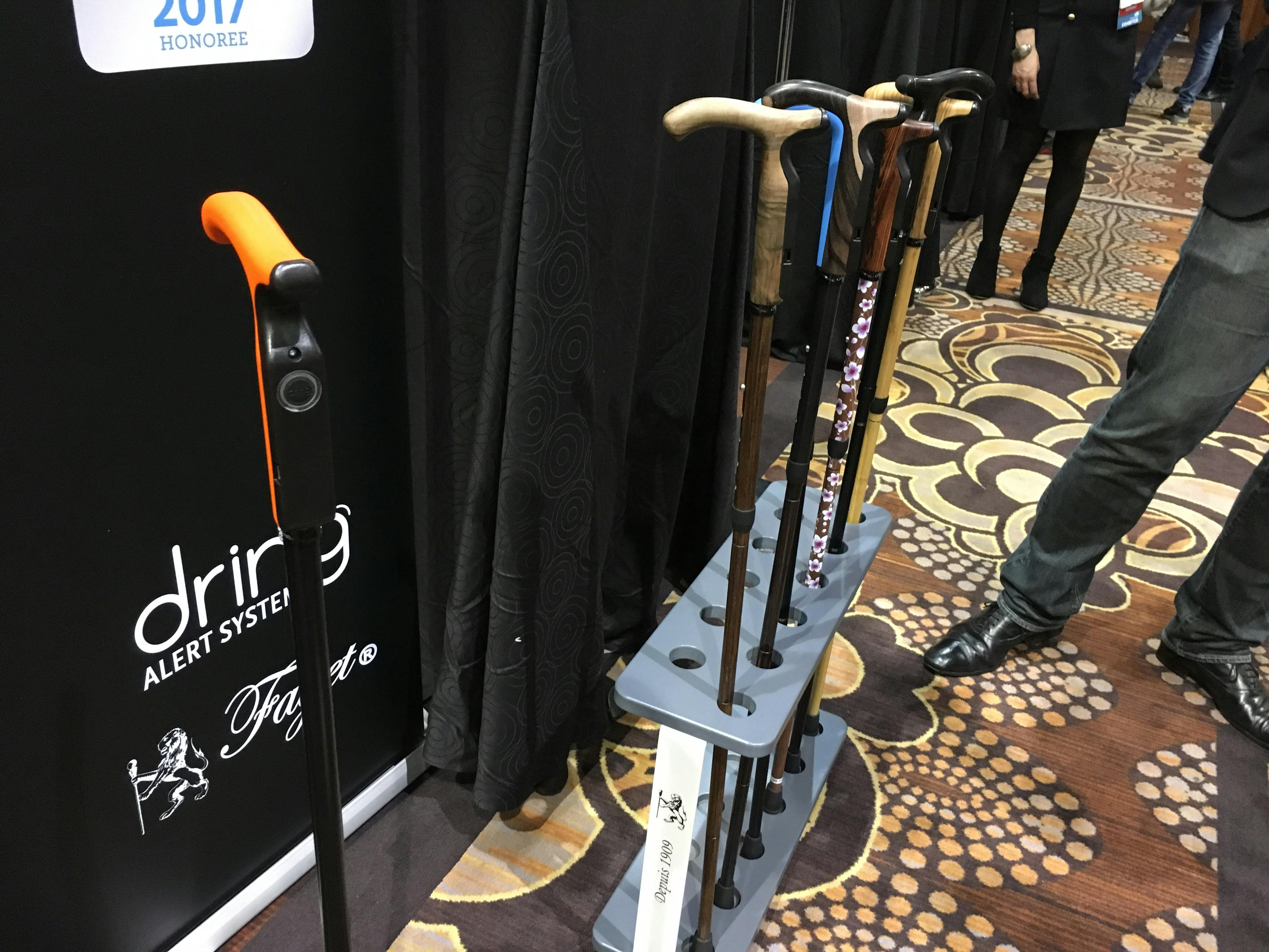 Älykävelykeppi Dring Smartcane lähettää hälytyksen, jos käyttäjä kaatuu.