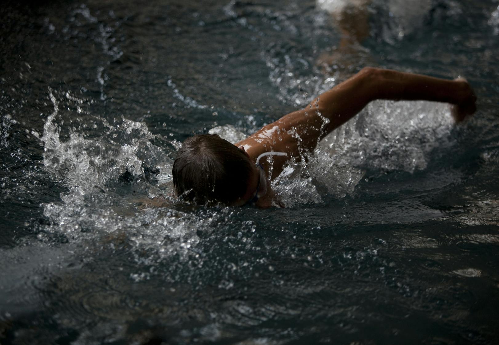 Triathlon - Triatlet i åbent hav til triathlon