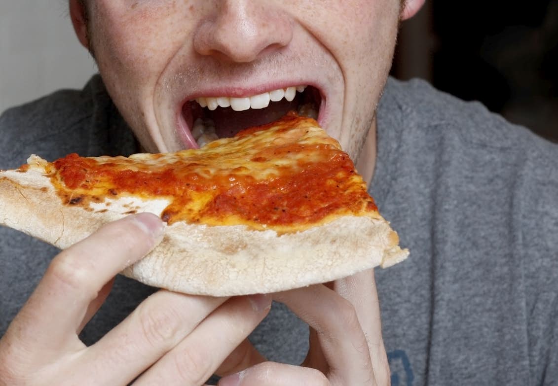 hur mycket kalorier innehåller en pizza hur mycket kalorier innehåller en pizza