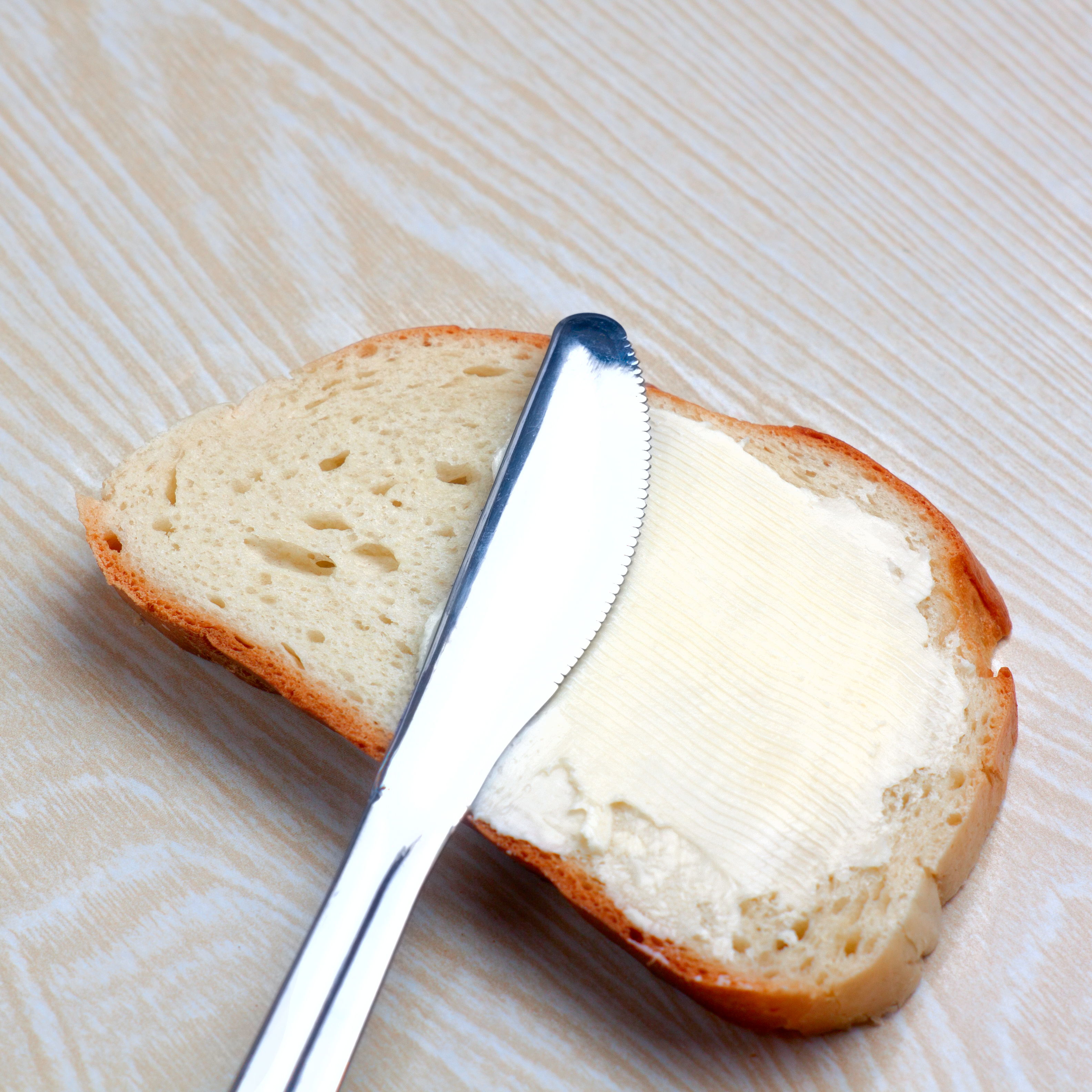 Хлеб с маслом грамм. Бутерброд со сливочным маслом. Сливочное масло на хлебе. Батон с маслом. Бутерброд хлеб с маслом.