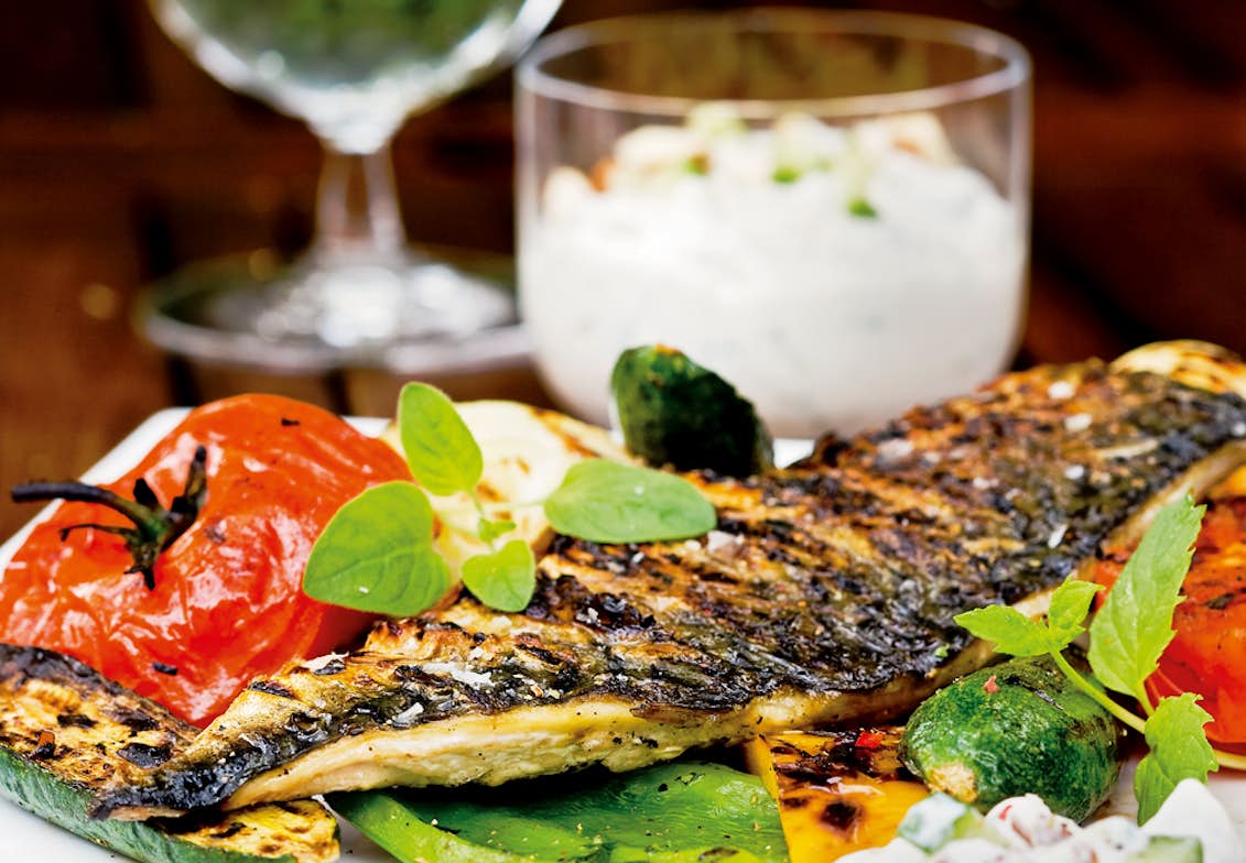 Opskrift Grill: Makrel skind, raita og grillede grønsager | Aktiv Træning