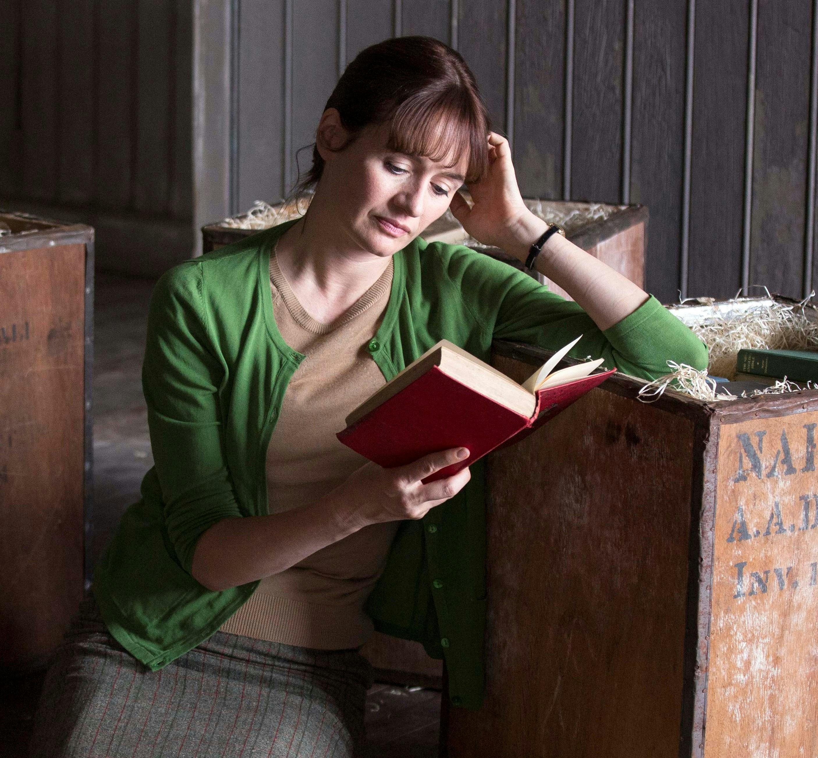 50-TALLS DRAMA: Emily Mortimer spiller krigsenken Florence som møter motstand fra mektige Violet når hun skal åpne en bokhandel på den engelske landsbygda. Emily Mortimer spiller rollen som bokelskeren Florence i Bookshop