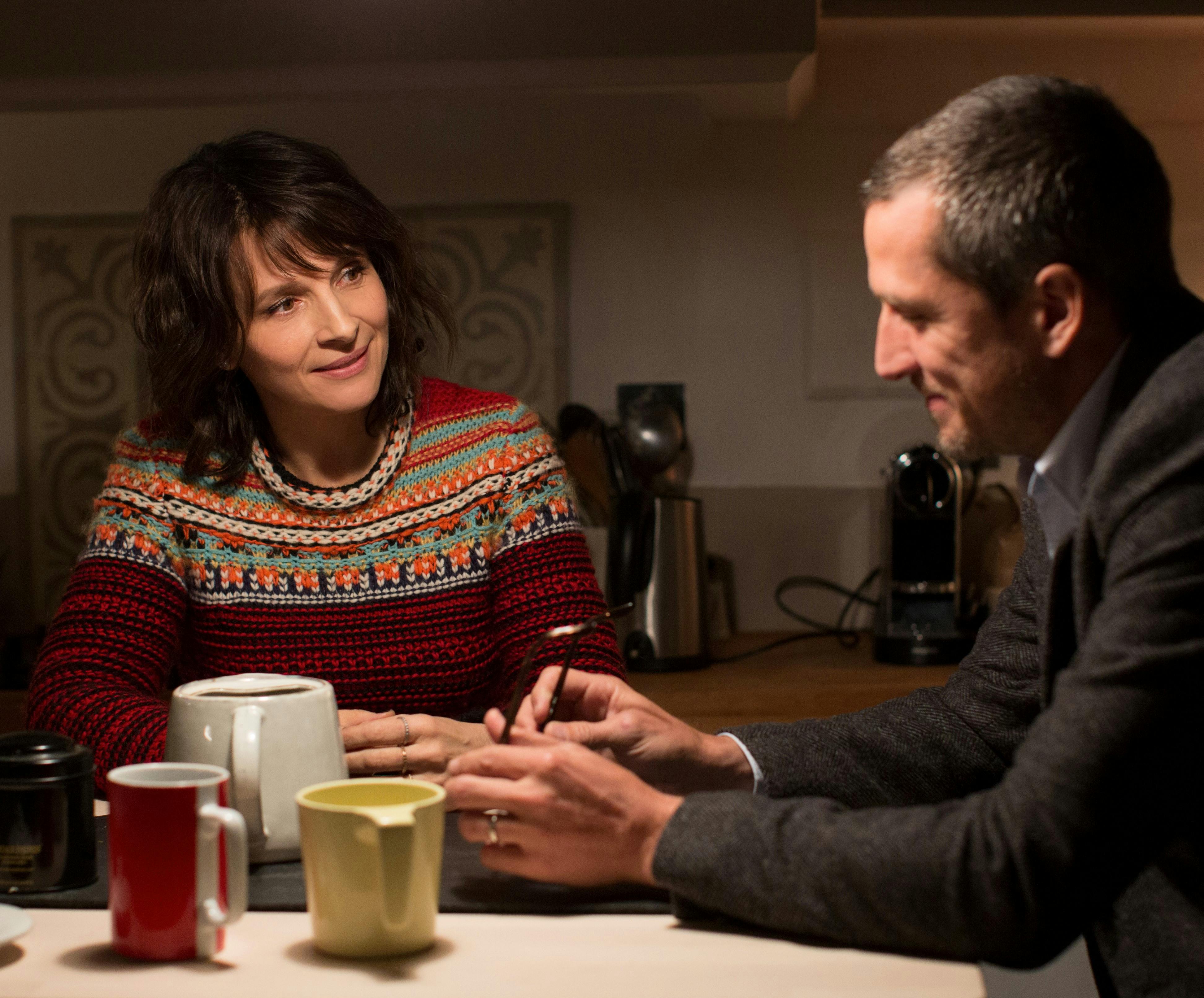 FOR DE FRANKOFILE: Forfattere, forlegger og andre intellektuelle sliter i denne franske dramakomedien hvor bla. omstillingen til en digital verden er tema. Juliette Binoche og Guillaume Canet i den franske filme Mellom linjene