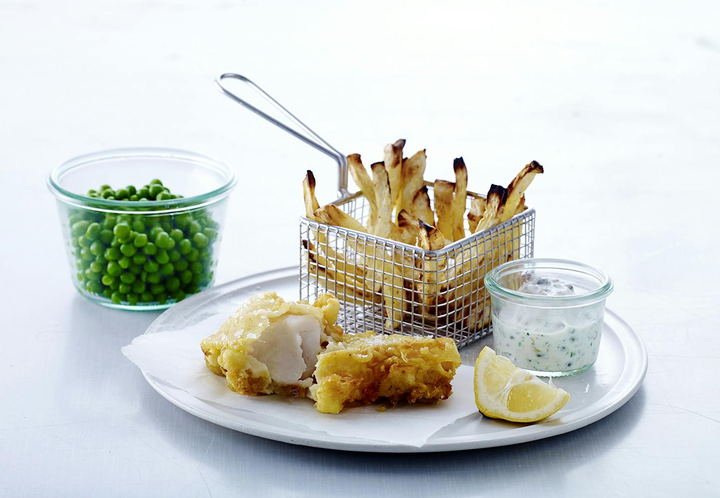 En engelsk klassiker Fish and chips med erter og tartarsaus