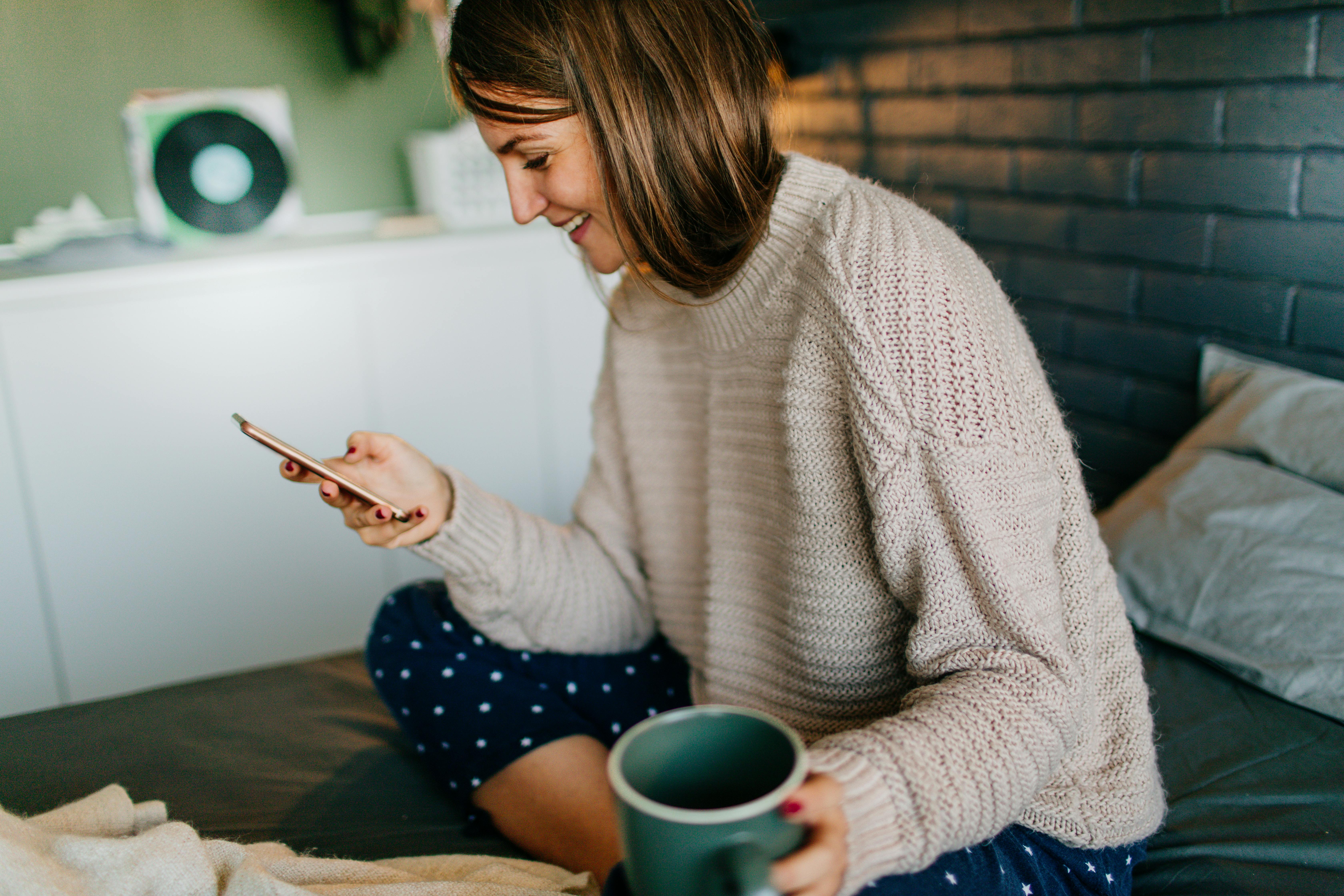 Hvordan du scorer ham over sms? Jo, nu skal du høre. Kvinde med telefon sender sms