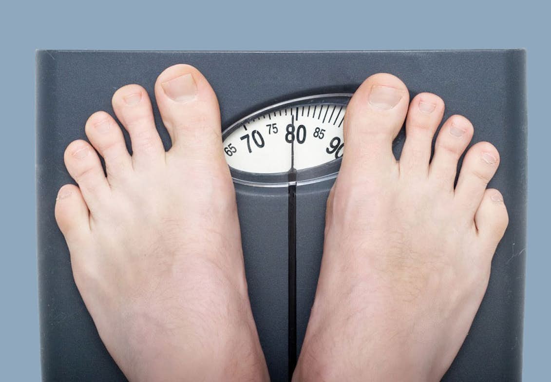 Весы на месяц мужчина. 80 Кг на весах. 77 Кг на весах. Человек на весах. Мужчина стоит на весах.