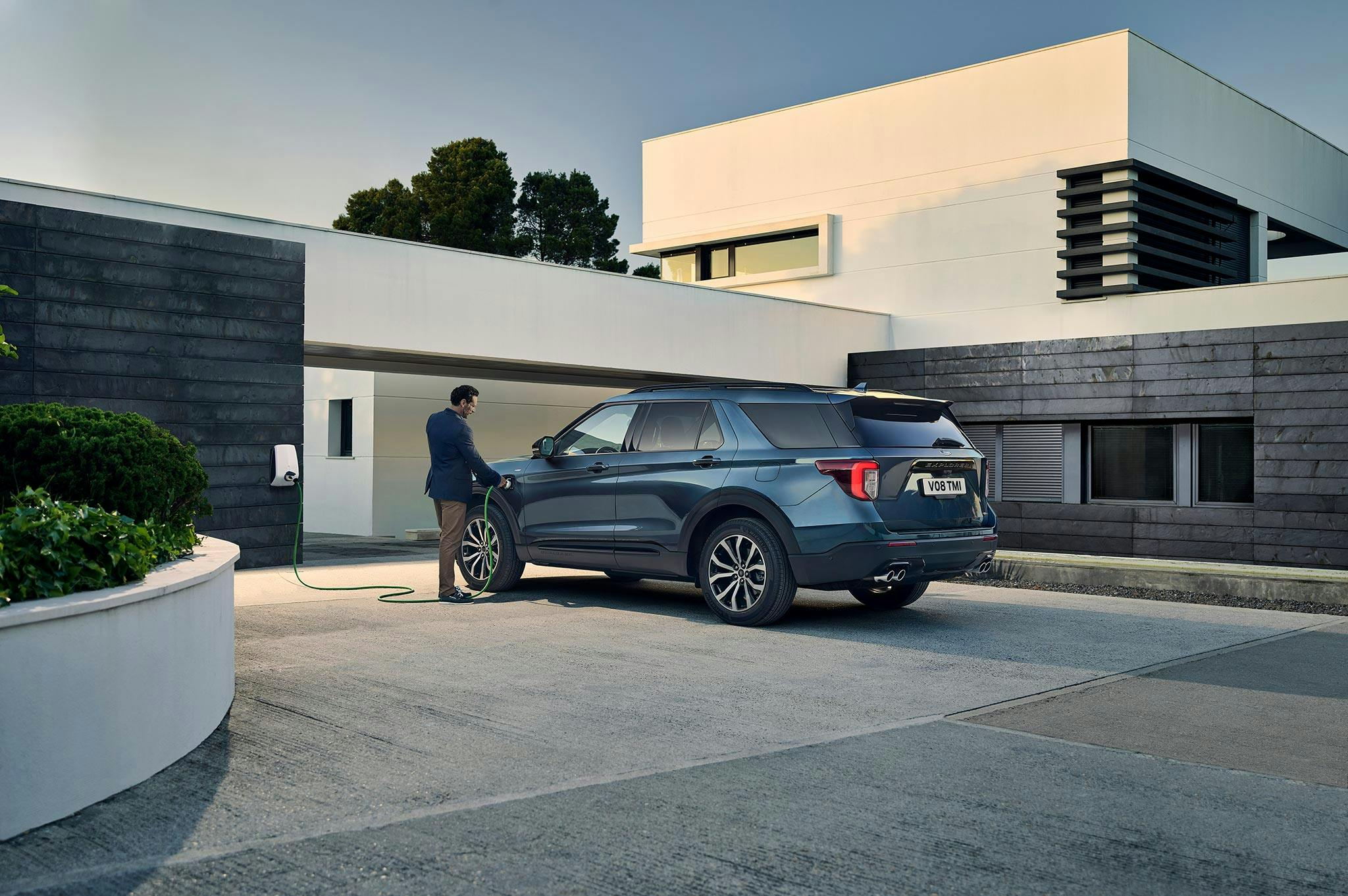 Ford Explorer Plug-in Hybrid blå