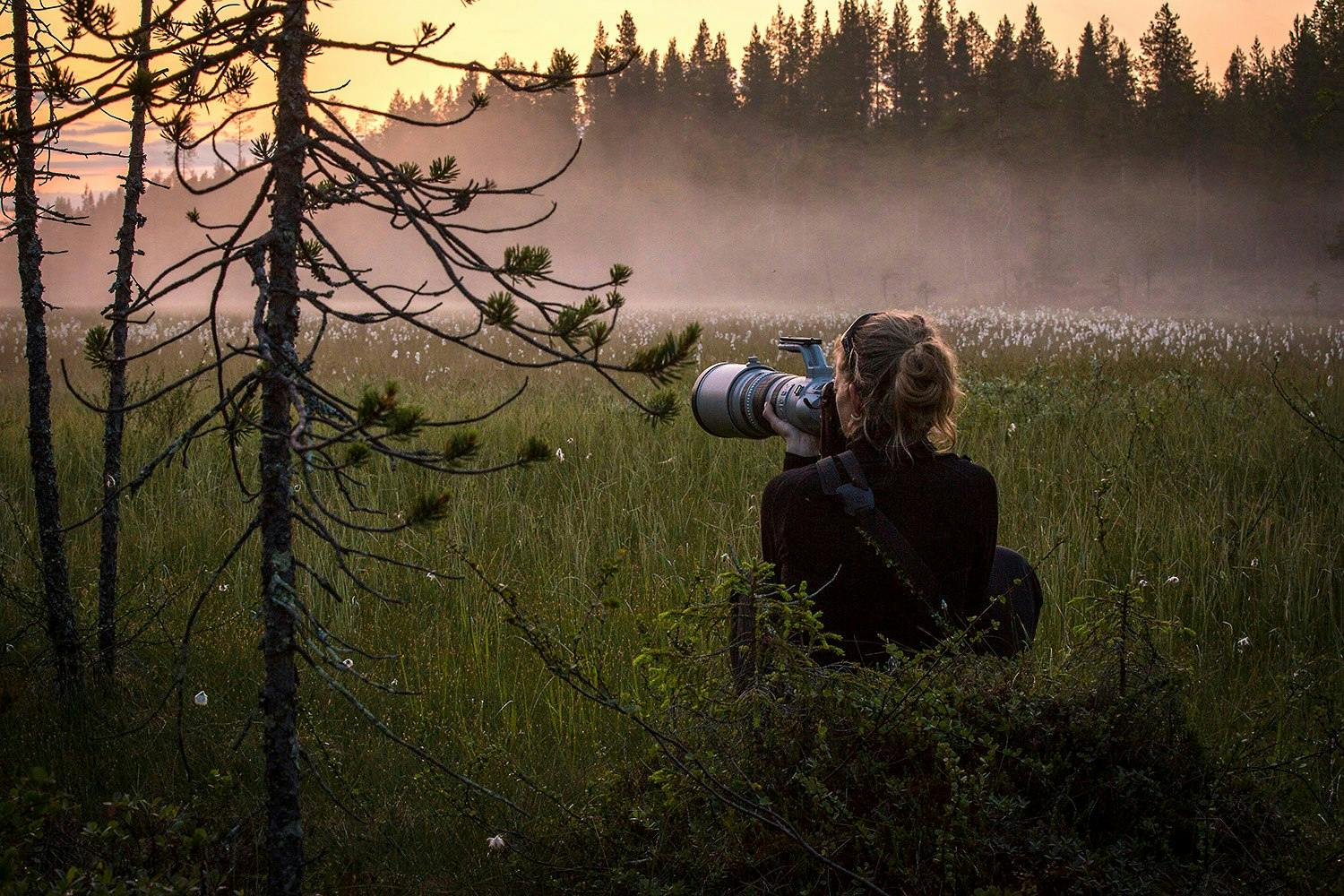 kvinde fotograferer natur