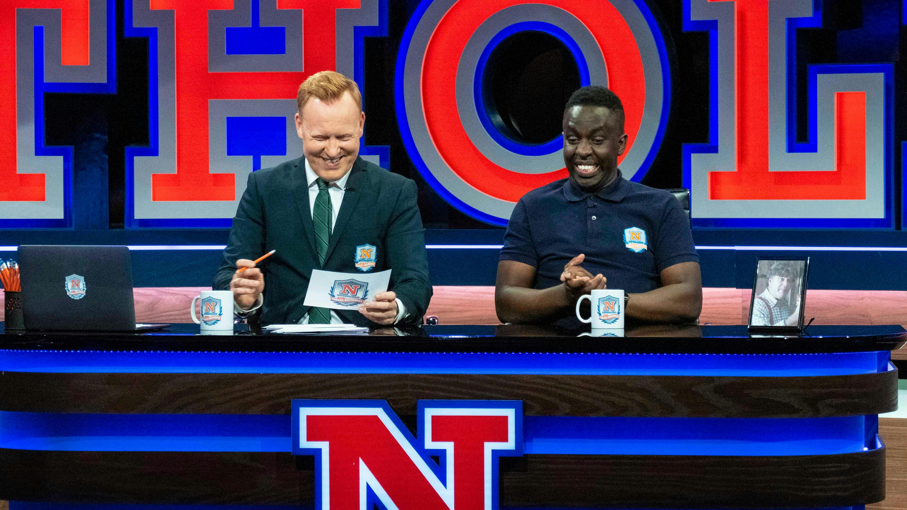 Natholdet med Melvin Kakooza kan streames lige nu på TV2 PLAY. Melvin Kakooza og Anders Breinholt i Natholdet.
