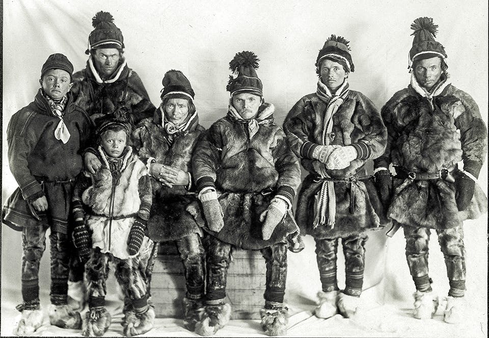Invånare i Saarivuoma sameby fotograferade av Herman Lundborg 1915.
